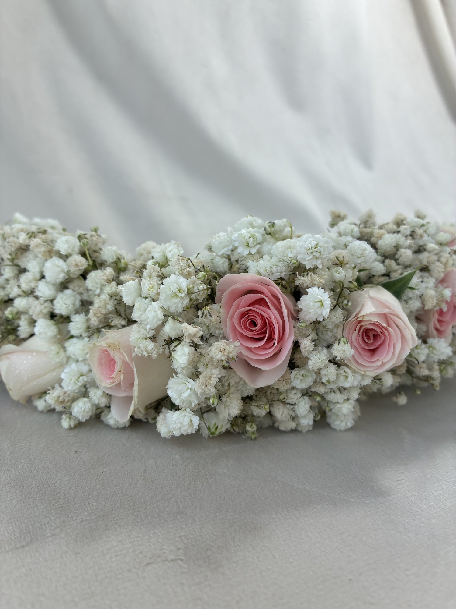 Blush Crown – Coroniță romantică cu gypsophila albă și miniroze roz pastel - Imagine 2