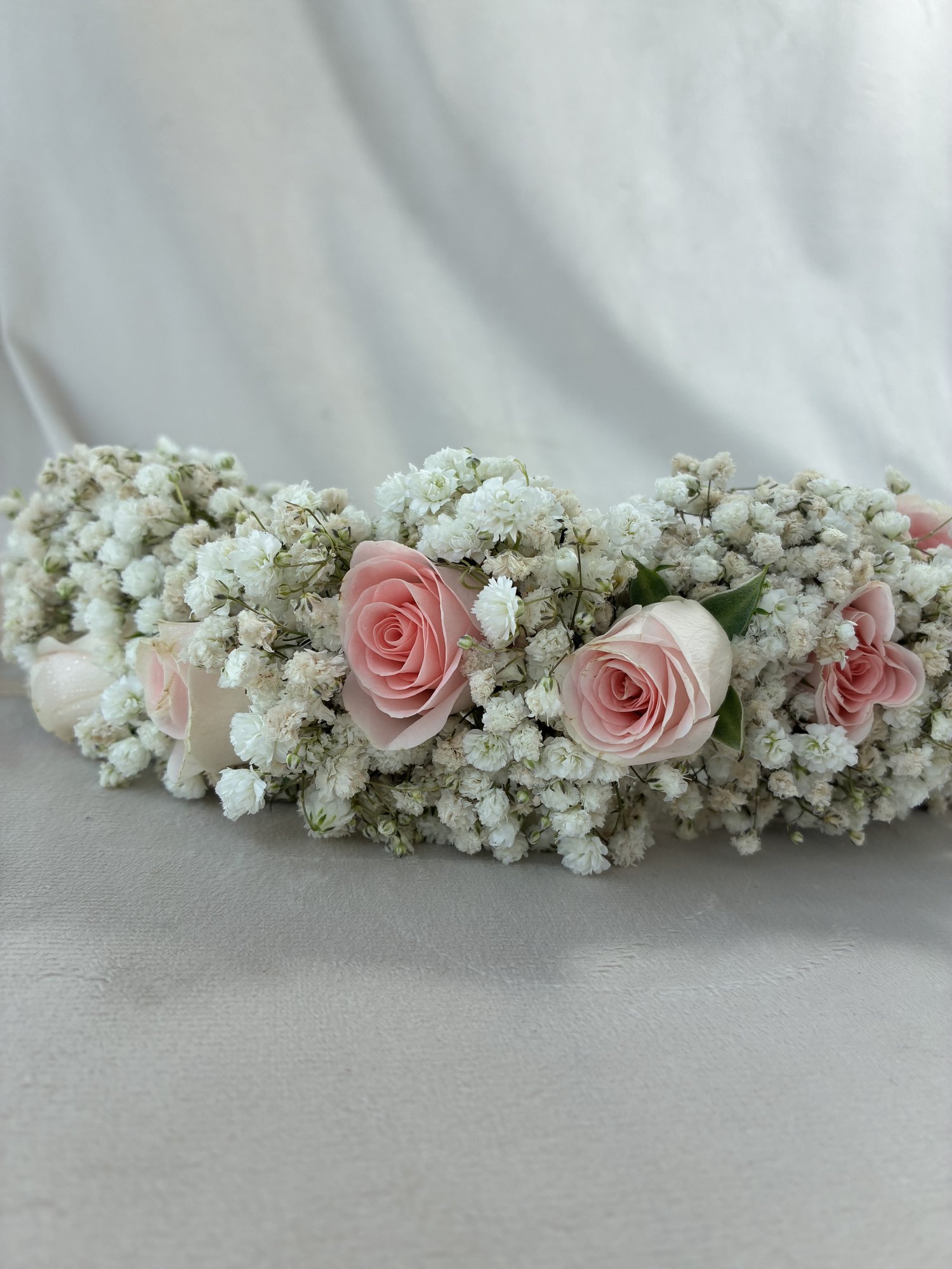 Blush Crown – Coroniță romantică cu gypsophila albă și miniroze roz pastel - Imagine 3