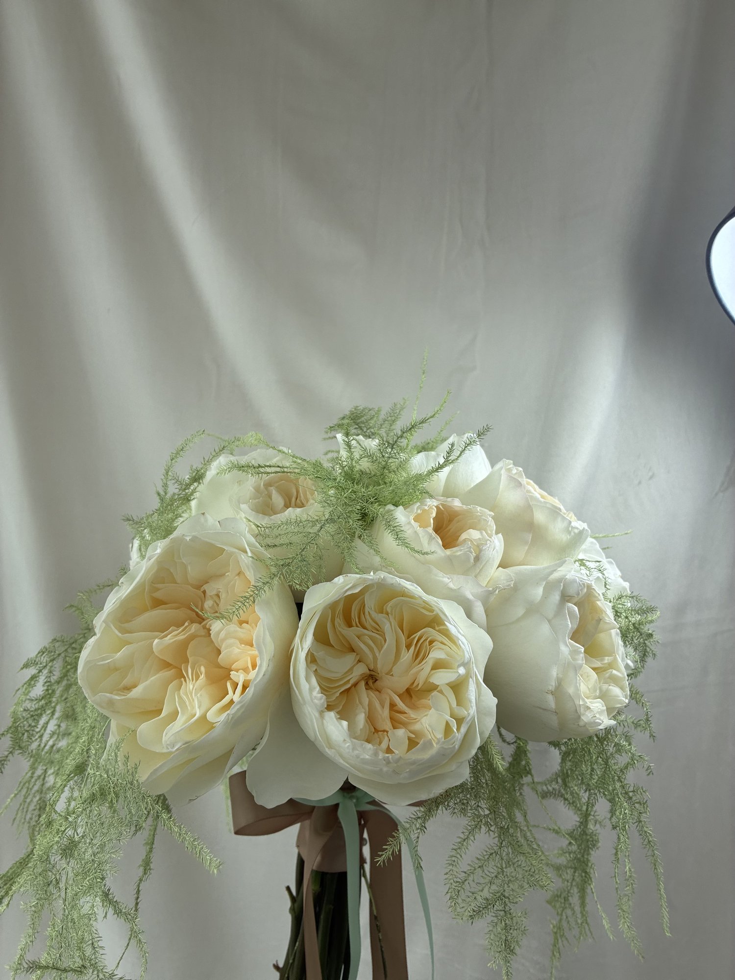 Ivory Bridal Dream – Buchet de mireasă cu trandafiri albi și accente delicate de asparagus - Imagine 2