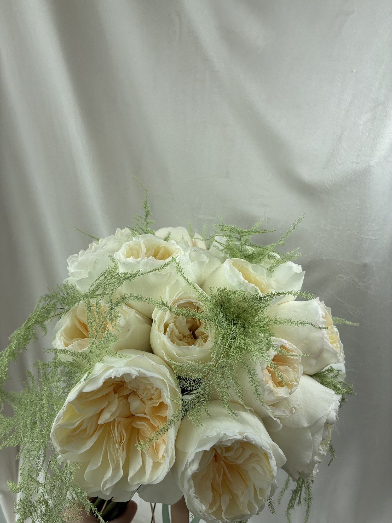 Ivory Bridal Dream – Buchet de mireasă cu trandafiri albi și accente delicate de asparagus - Imagine 3