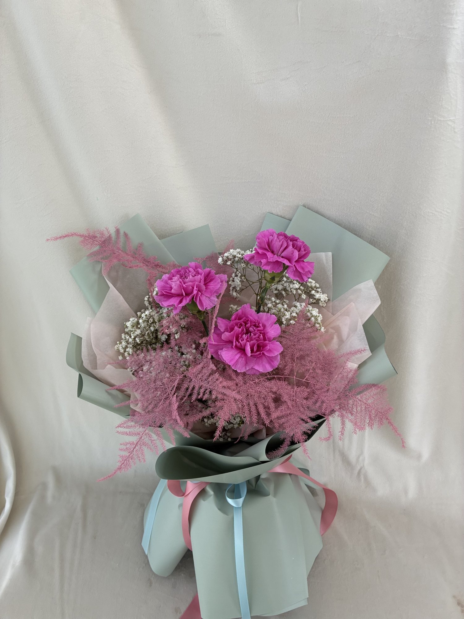 Pink Cloud – Buchet delicat cu garoafe roz, gypsophila și asparagus decorativ - Imagine 2