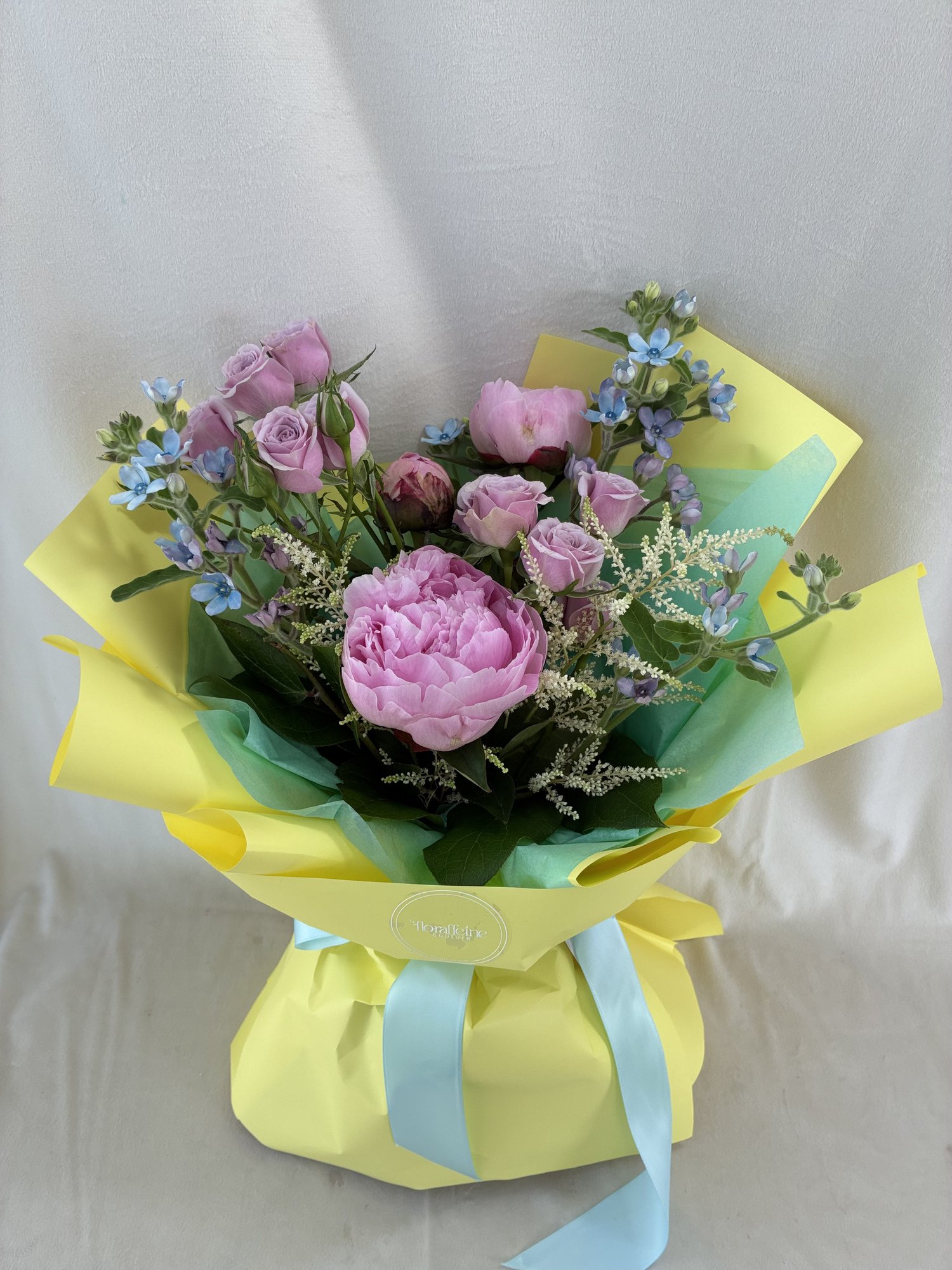 Pastel Symphony – Buchet elegant cu bujor roz, miniroze lila, oxypetalum și astilbe delicată - Imagine 2