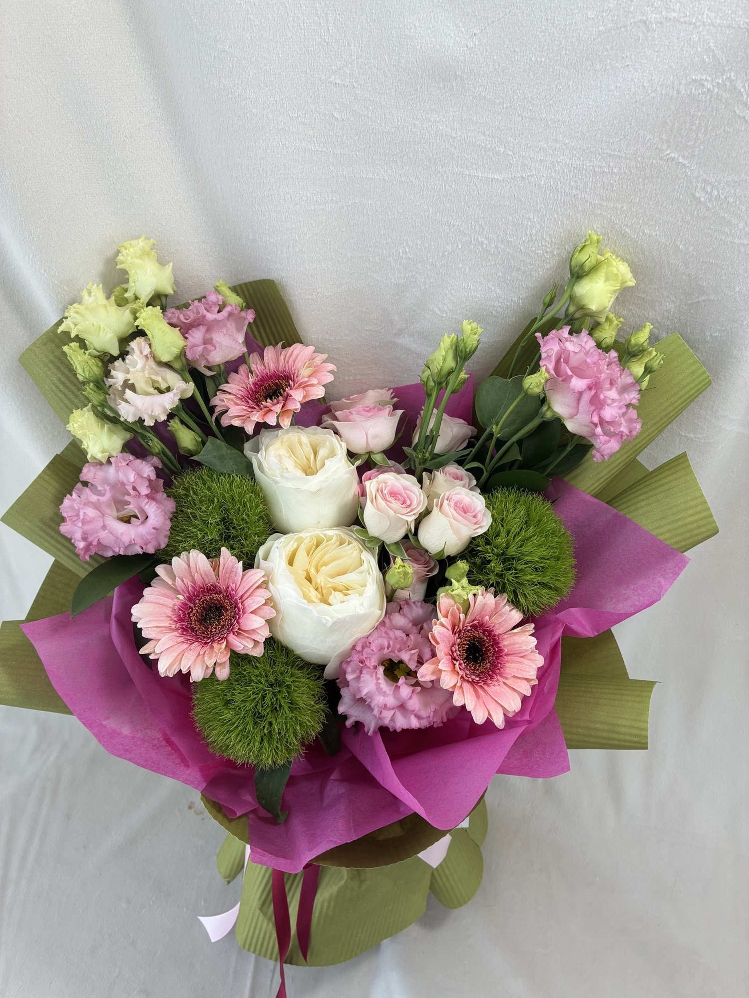 Rosé Garden – Buchet elegant cu trandafiri albi, eustoma roz, miniroze și gerbera delicată - Imagine 2
