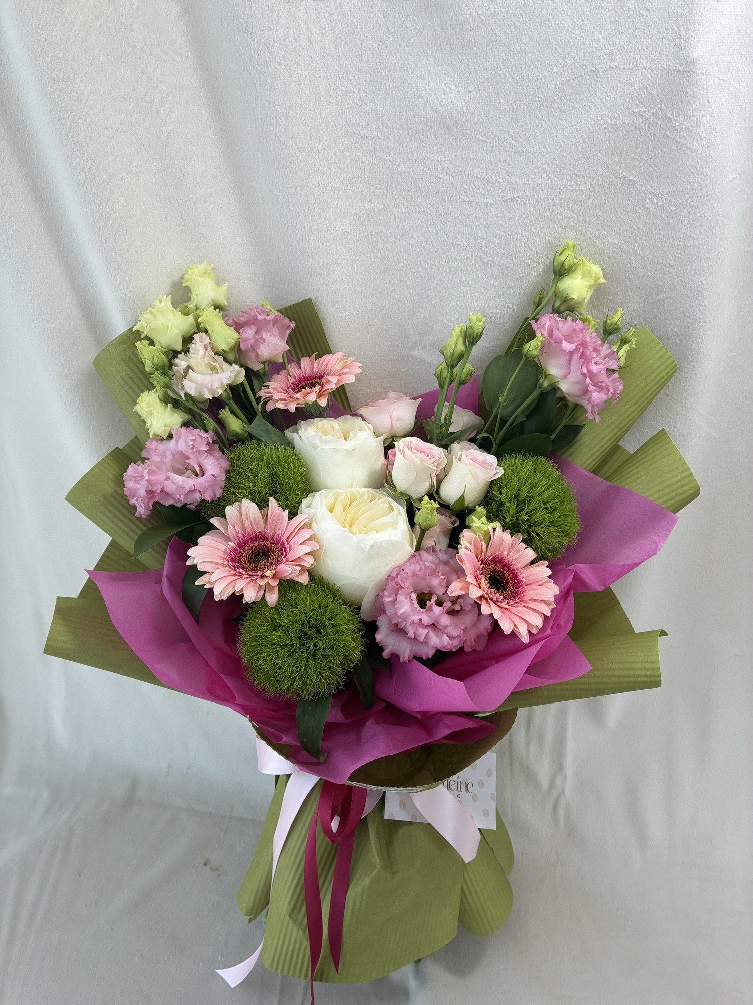 Rosé Garden – Buchet elegant cu trandafiri albi, eustoma roz, miniroze și gerbera delicată - Imagine 3