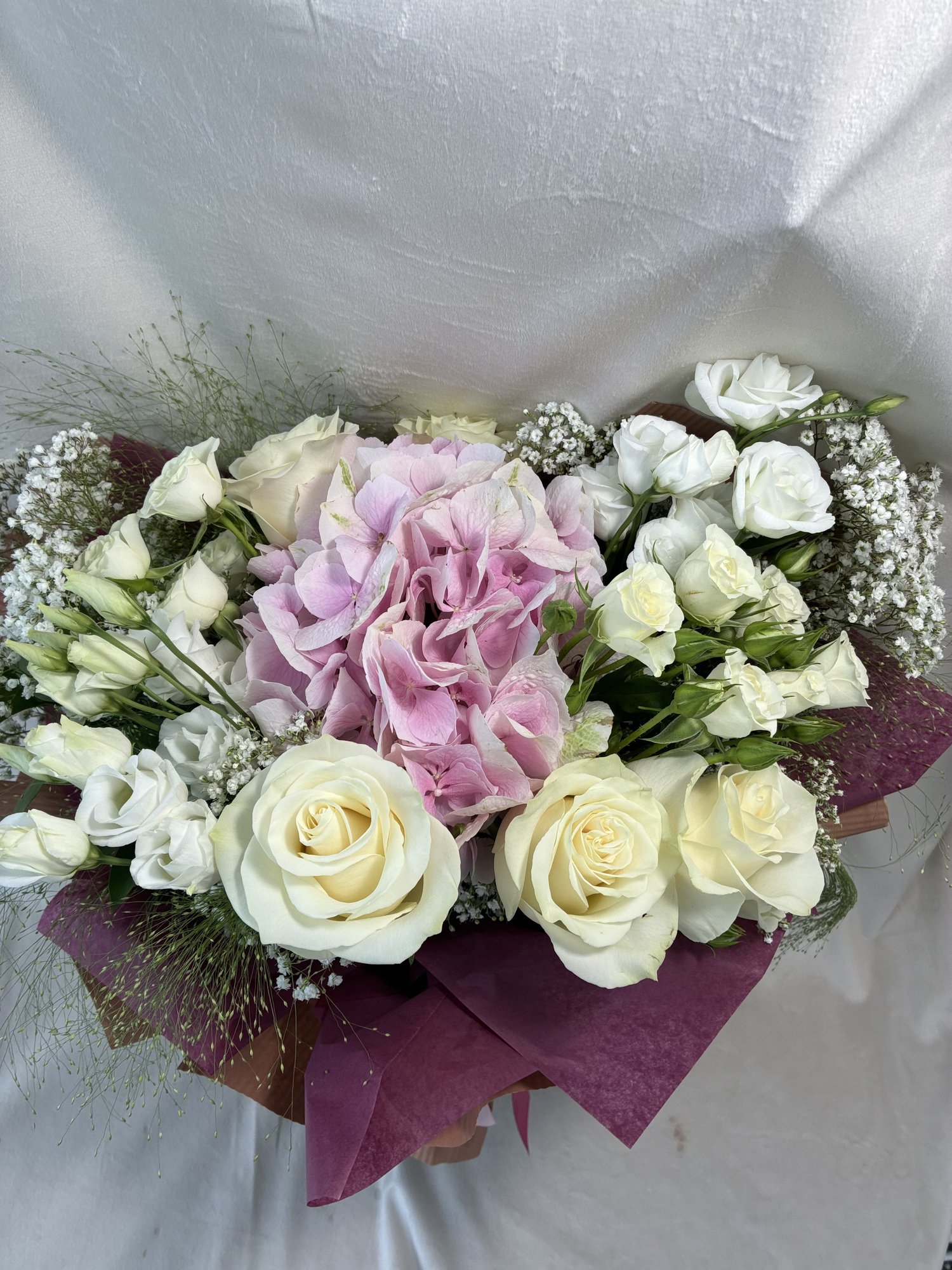 Blush Elegance – Buchet premium cu hortensie roz, trandafiri albi, eustoma și gypsophila - Imagine 2