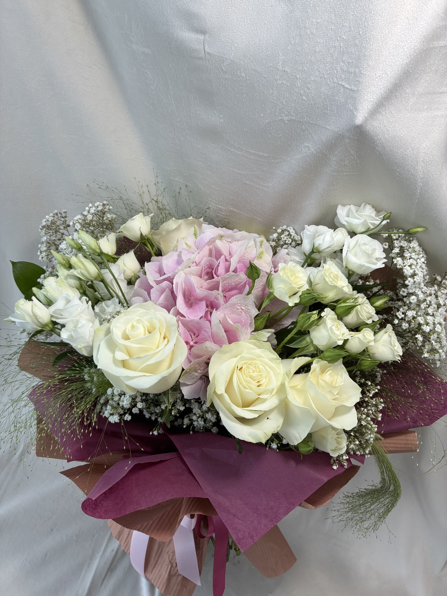 Blush Elegance – Buchet premium cu hortensie roz, trandafiri albi, eustoma și gypsophila - Imagine 3