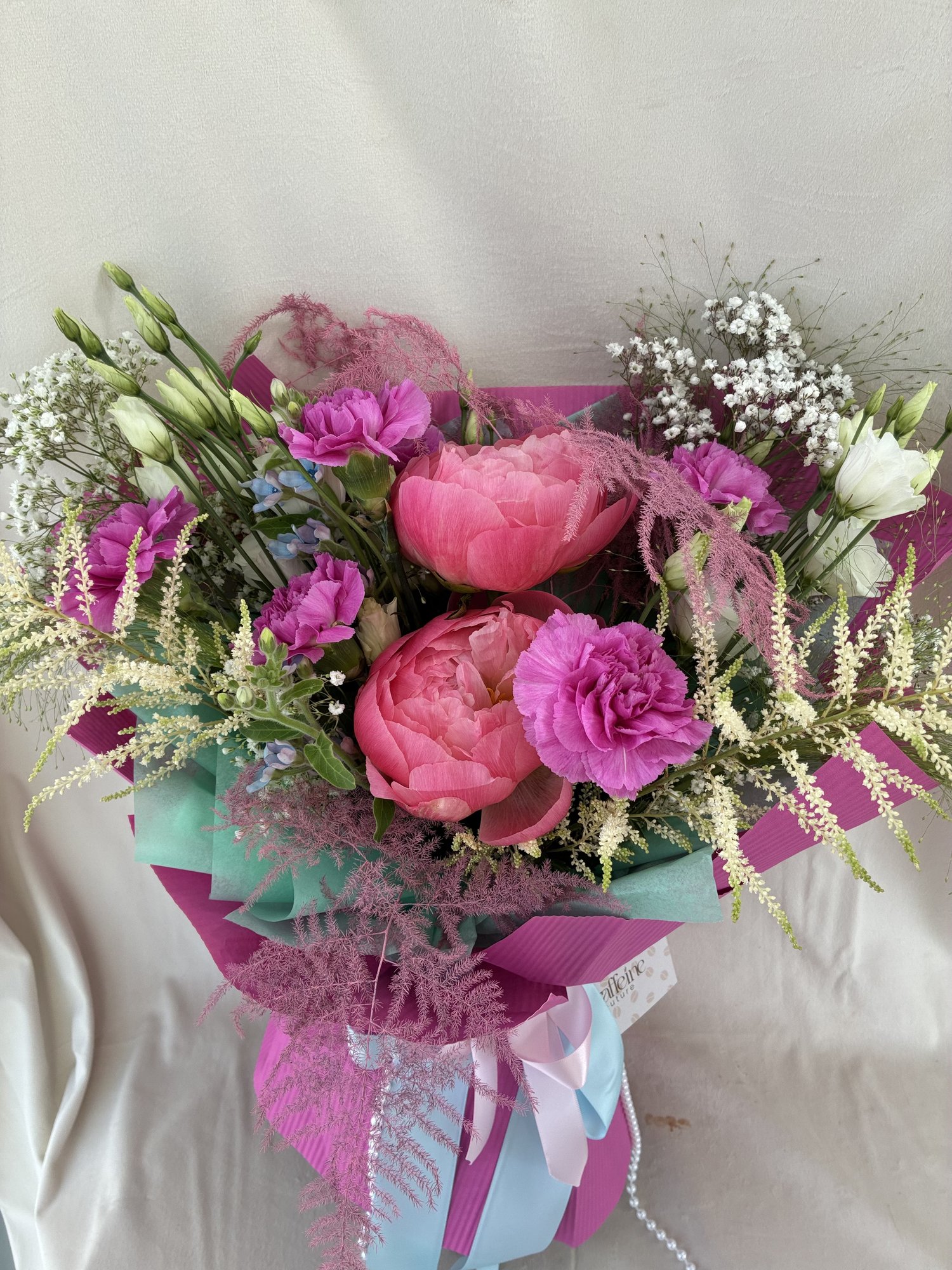Coral Poetry – Buchet premium cu bujori corai, garoafe roz, eustoma și accente pastelate - Imagine 2