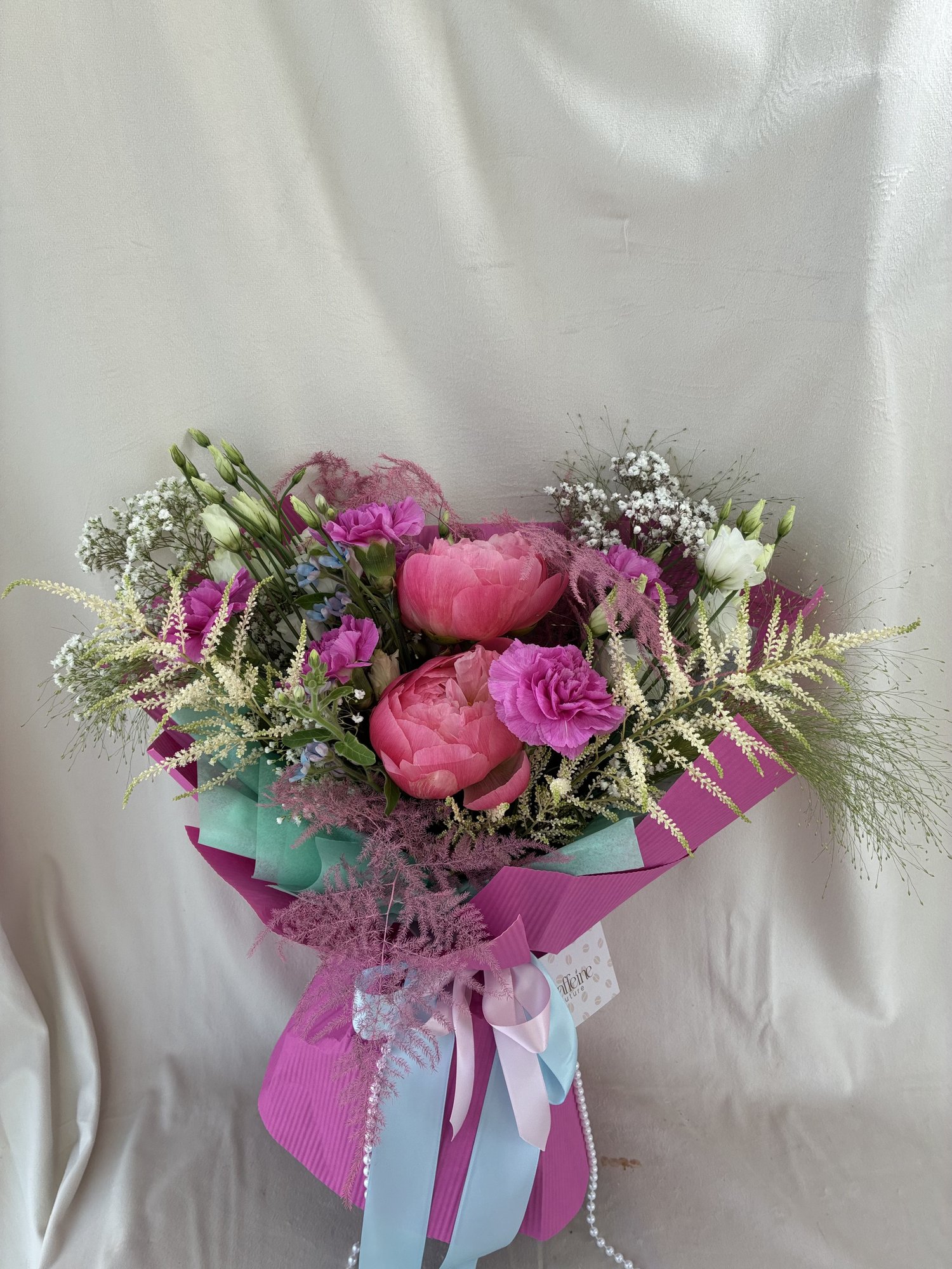 Coral Poetry – Buchet premium cu bujori corai, garoafe roz, eustoma și accente pastelate - Imagine 3