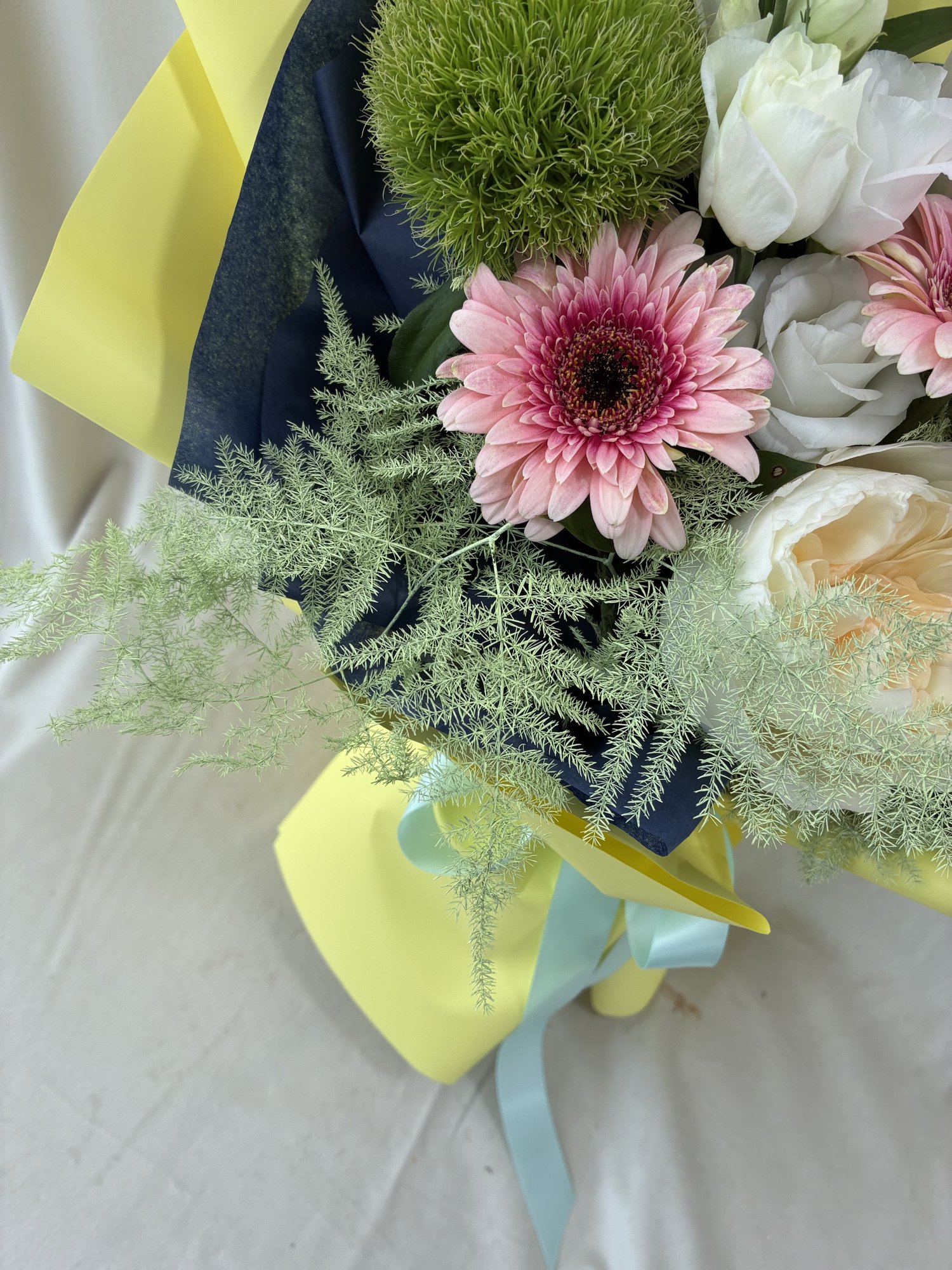 Lemon Garden – Buchet fresh cu trandafiri albi, eustoma și accente vibrante de primăvară - Imagine 2