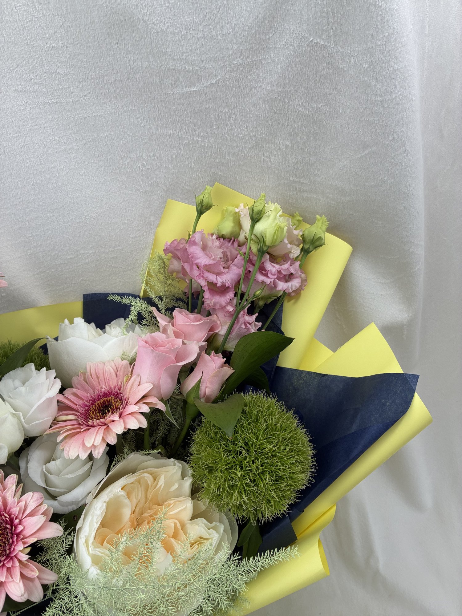 Lemon Garden – Buchet fresh cu trandafiri albi, eustoma și accente vibrante de primăvară - Imagine 3