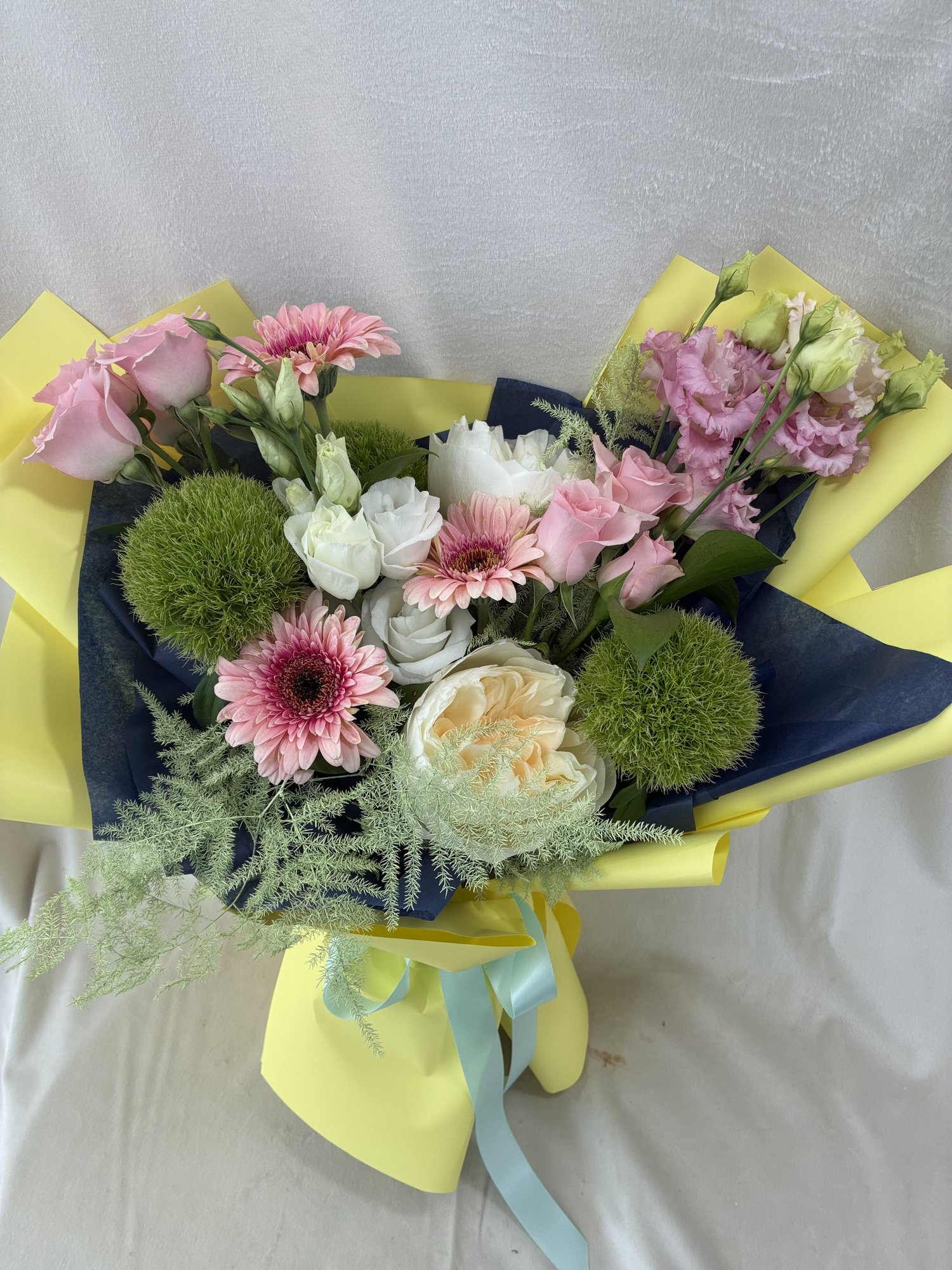 Lemon Garden – Buchet fresh cu trandafiri albi, eustoma și accente vibrante de primăvară - Imagine 4