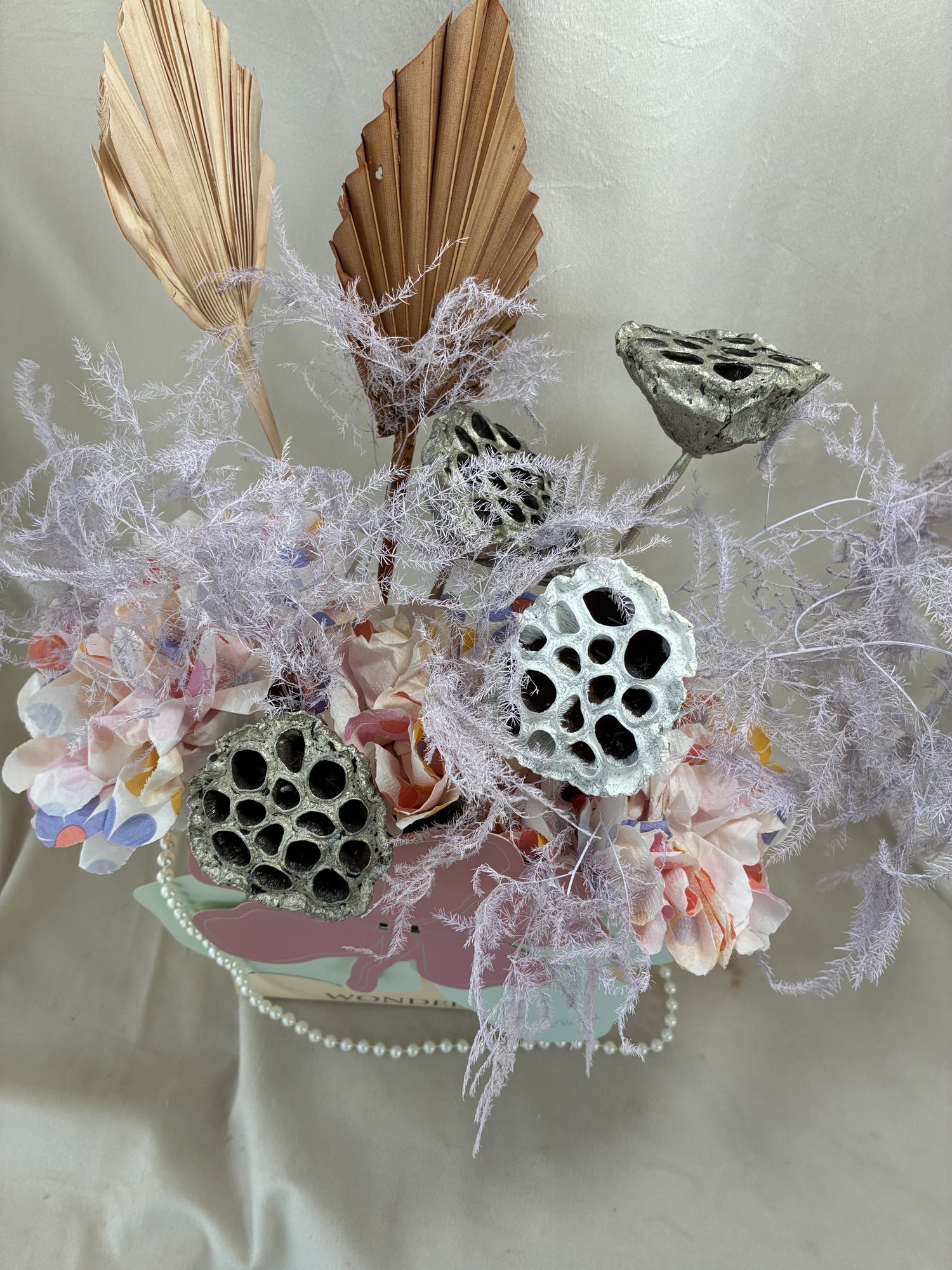 Butterfly Whisper – Aranjament Nemuritor Artistic cu Lotus și Accente Pastelate Eternelle - Imagine 2