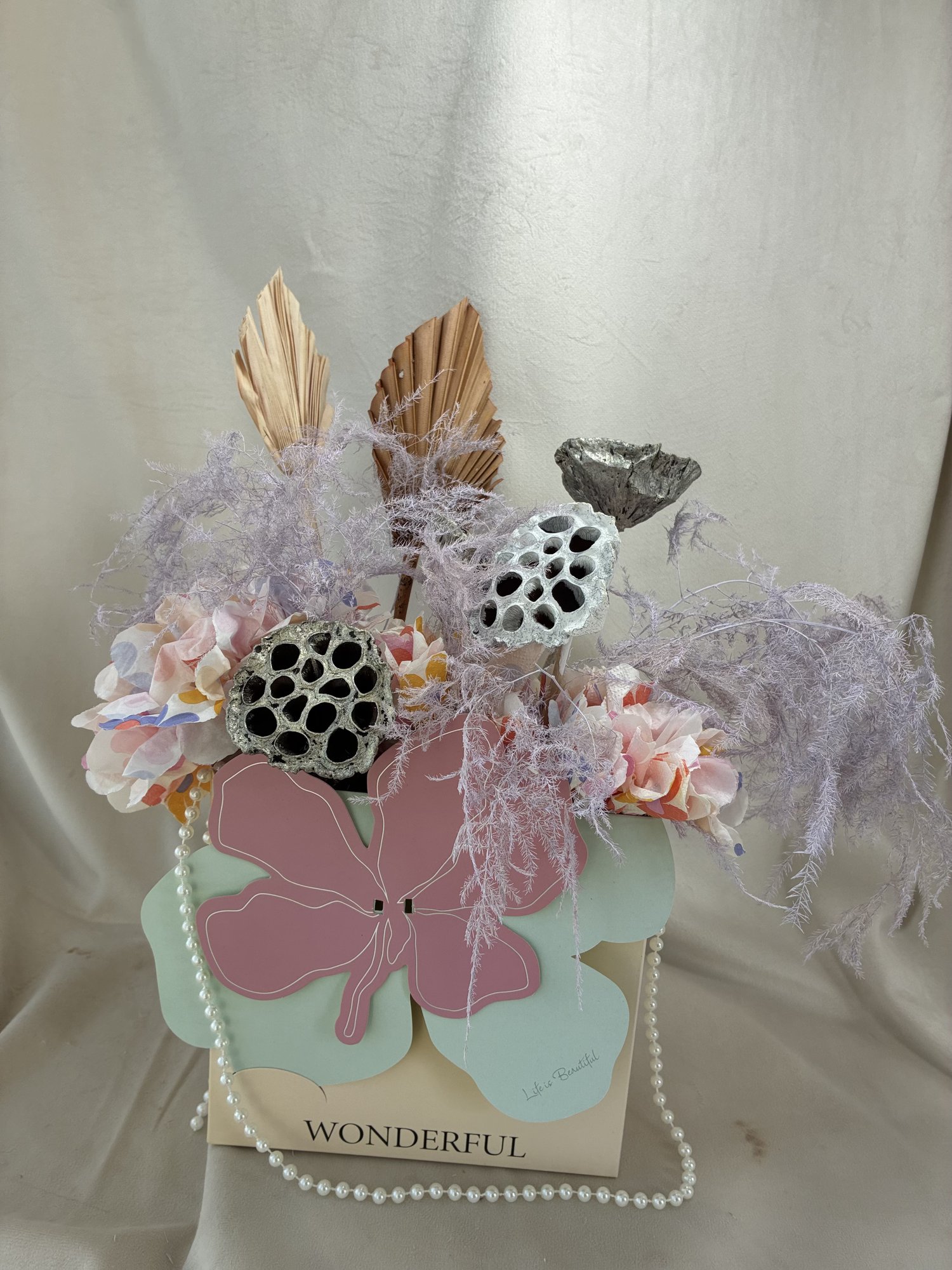 Butterfly Whisper – Aranjament Nemuritor Artistic cu Lotus și Accente Pastelate Eternelle - Imagine 3