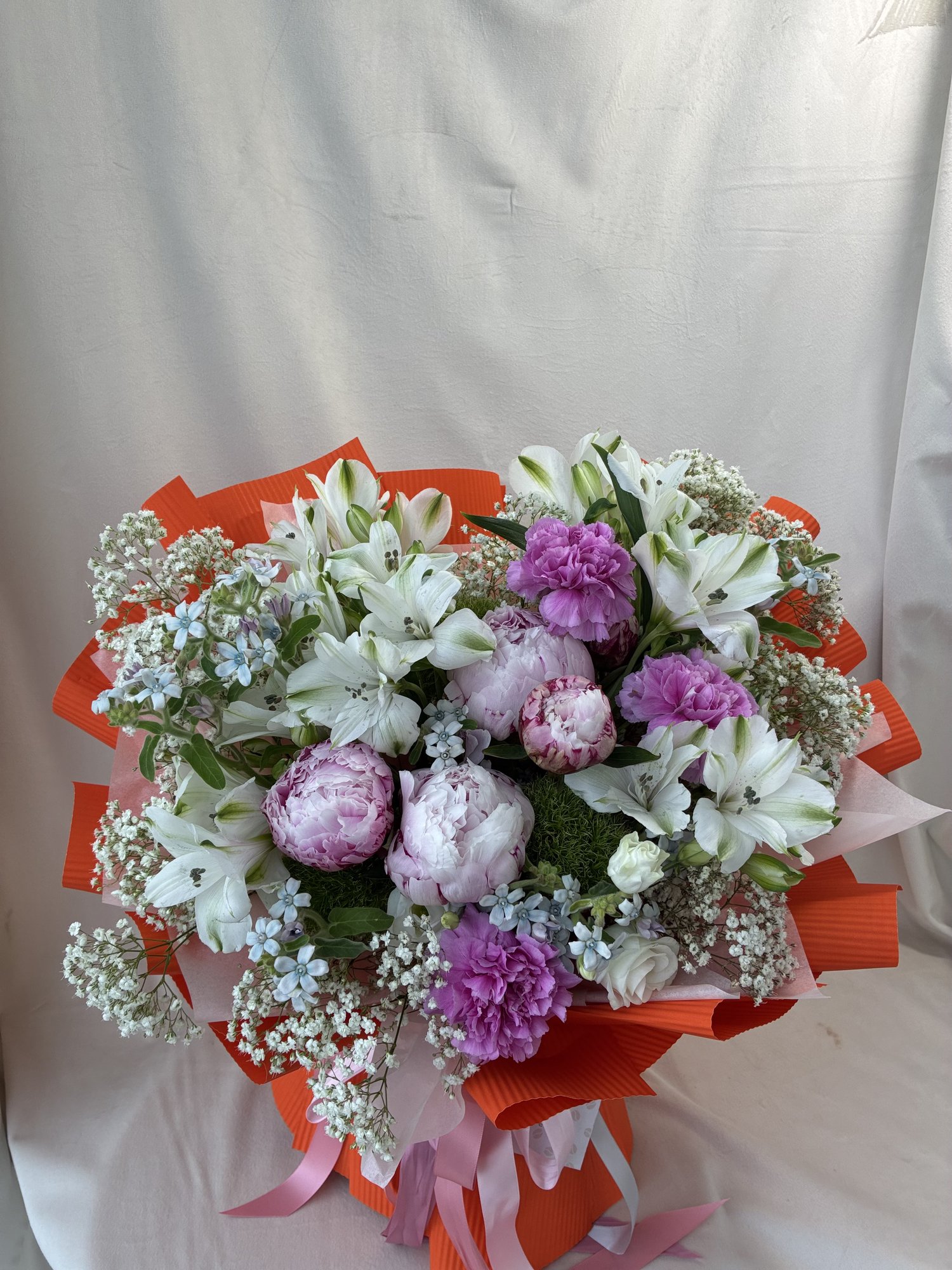 Coral Symphony – Buchet Premium cu Bujori, Alstroemeria și Oxypetalum - Imagine 2