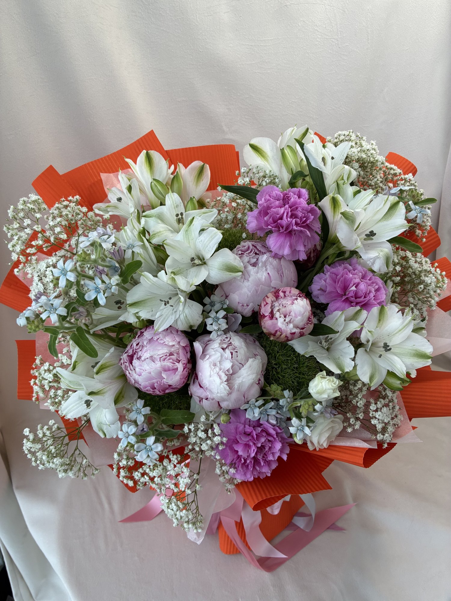 Coral Symphony – Buchet Premium cu Bujori, Alstroemeria și Oxypetalum - Imagine 3