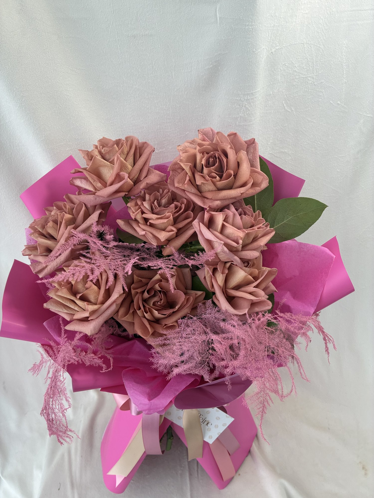 Mocha Blush – Buchet elegant cu trandafiri Mocha și asparagus roz decorativ - Imagine 2