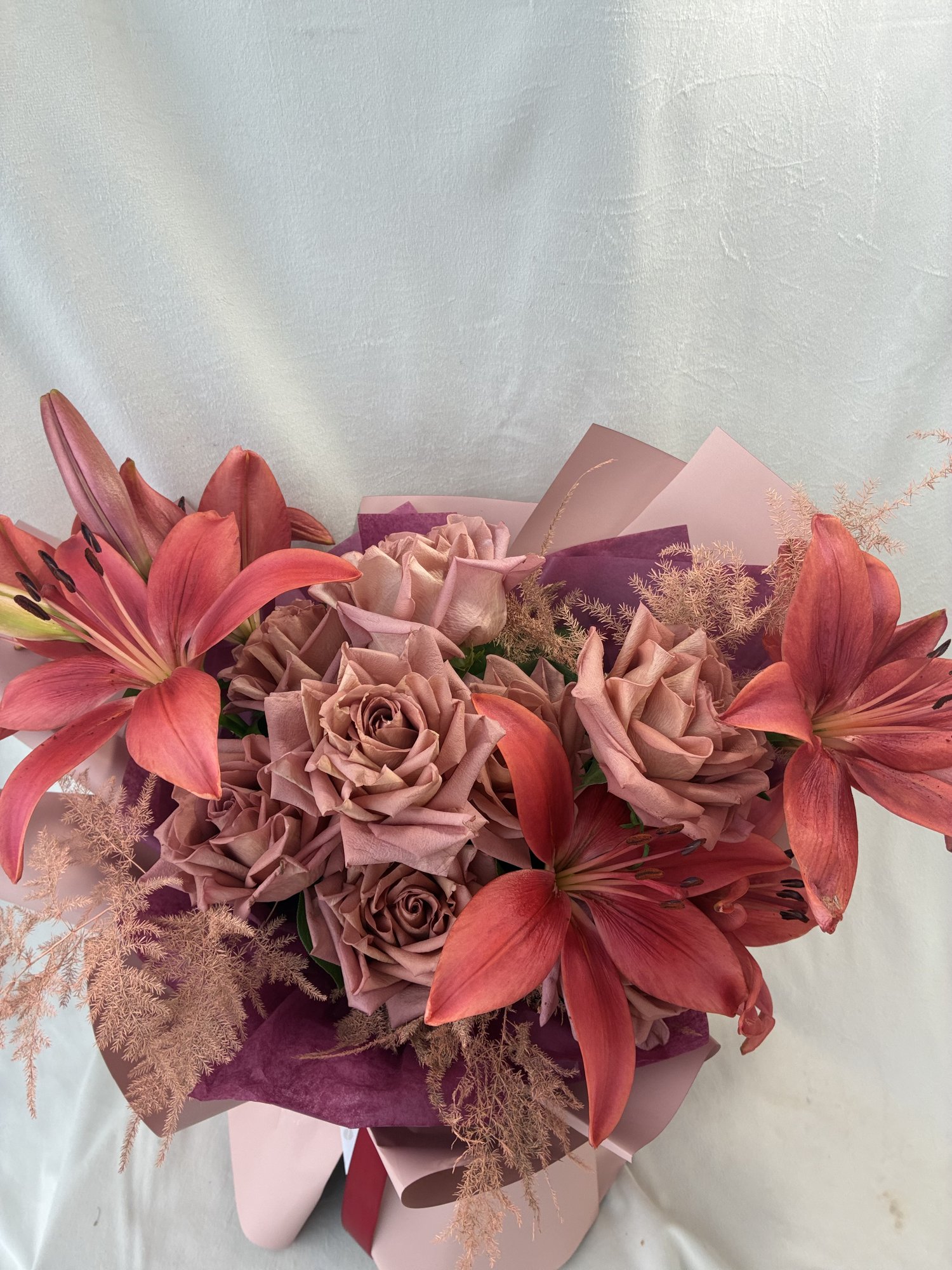 Velvet Ember – Buchet premium cu trandafiri Mocha, crini somon și asparagus decorativ - Imagine 2