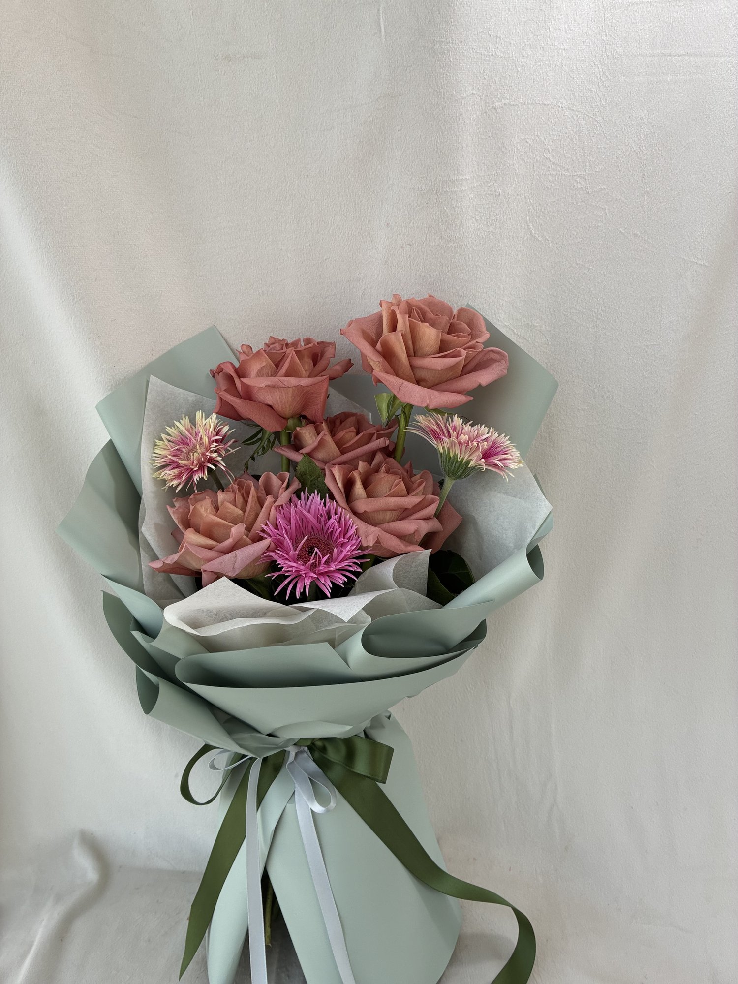 Rosé Harmony – Buchet elegant cu trandafiri Mocha și gerbera Spider roz - Imagine 2