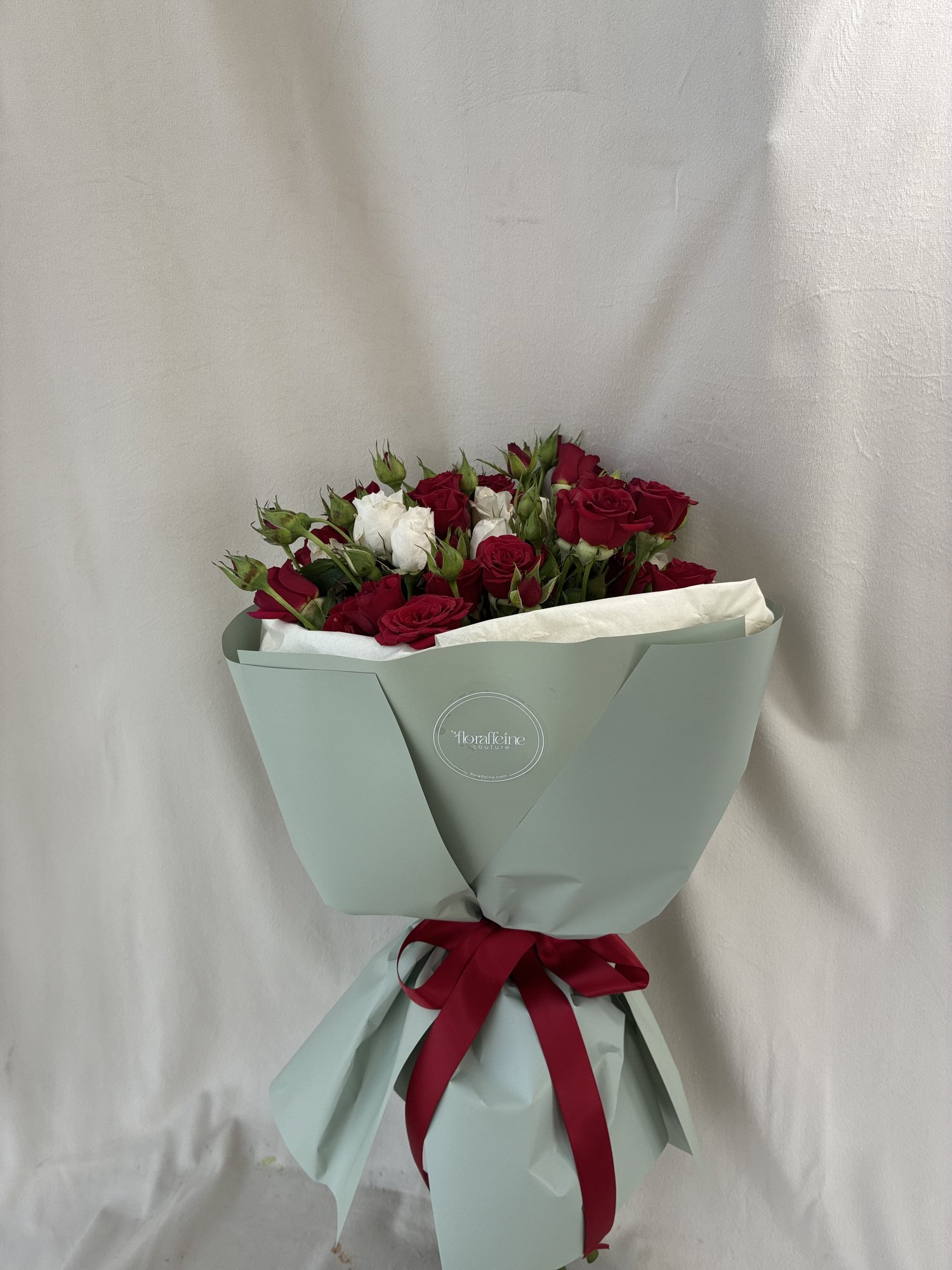 Ruby Snow – Buchet elegant cu miniroze roșii și miniroze albe - Imagine 2