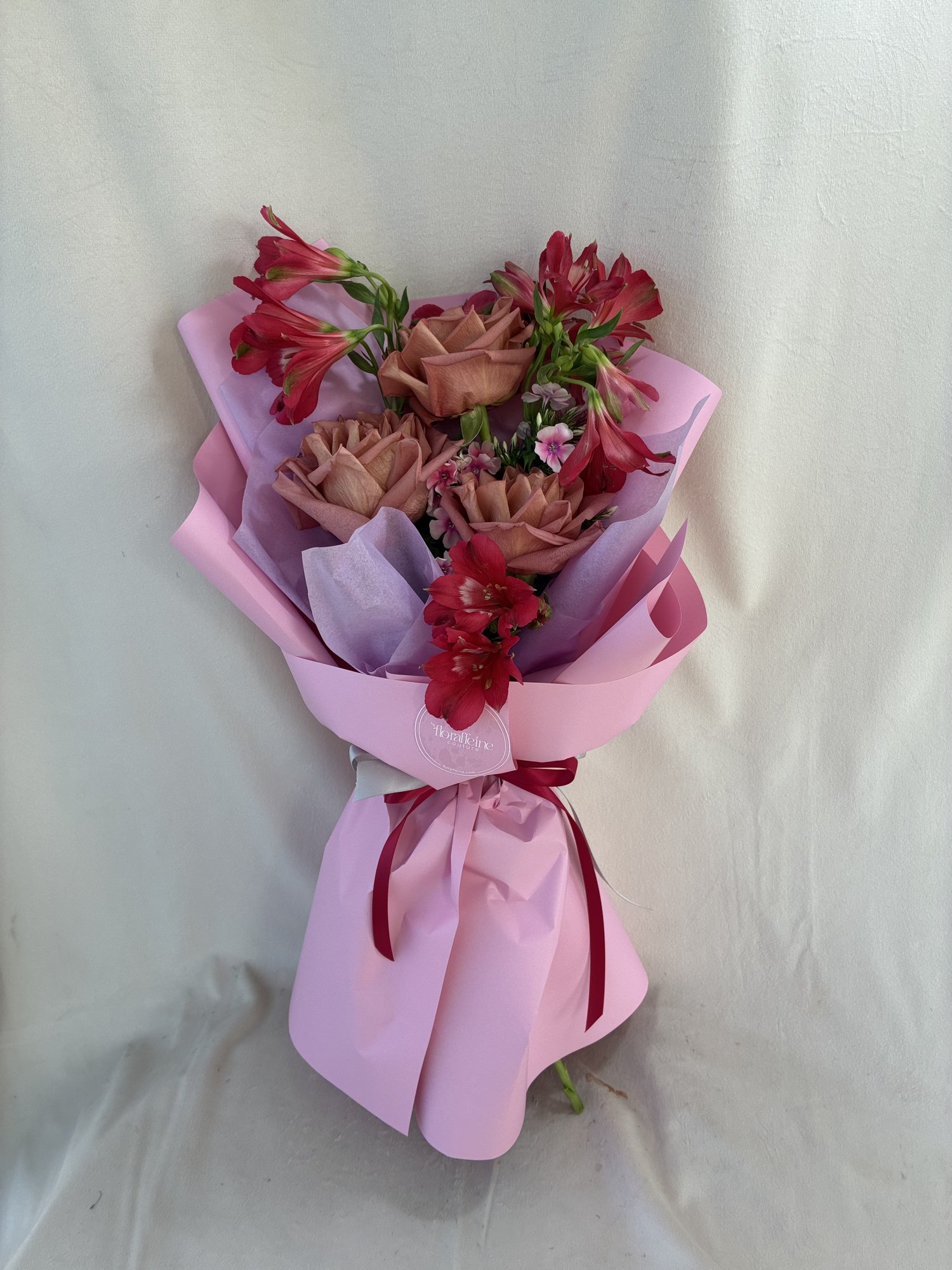 Sunset Elegance – Buchet delicat cu trandafiri Mocha, alstroemeria roz și phlox roz - Imagine 2