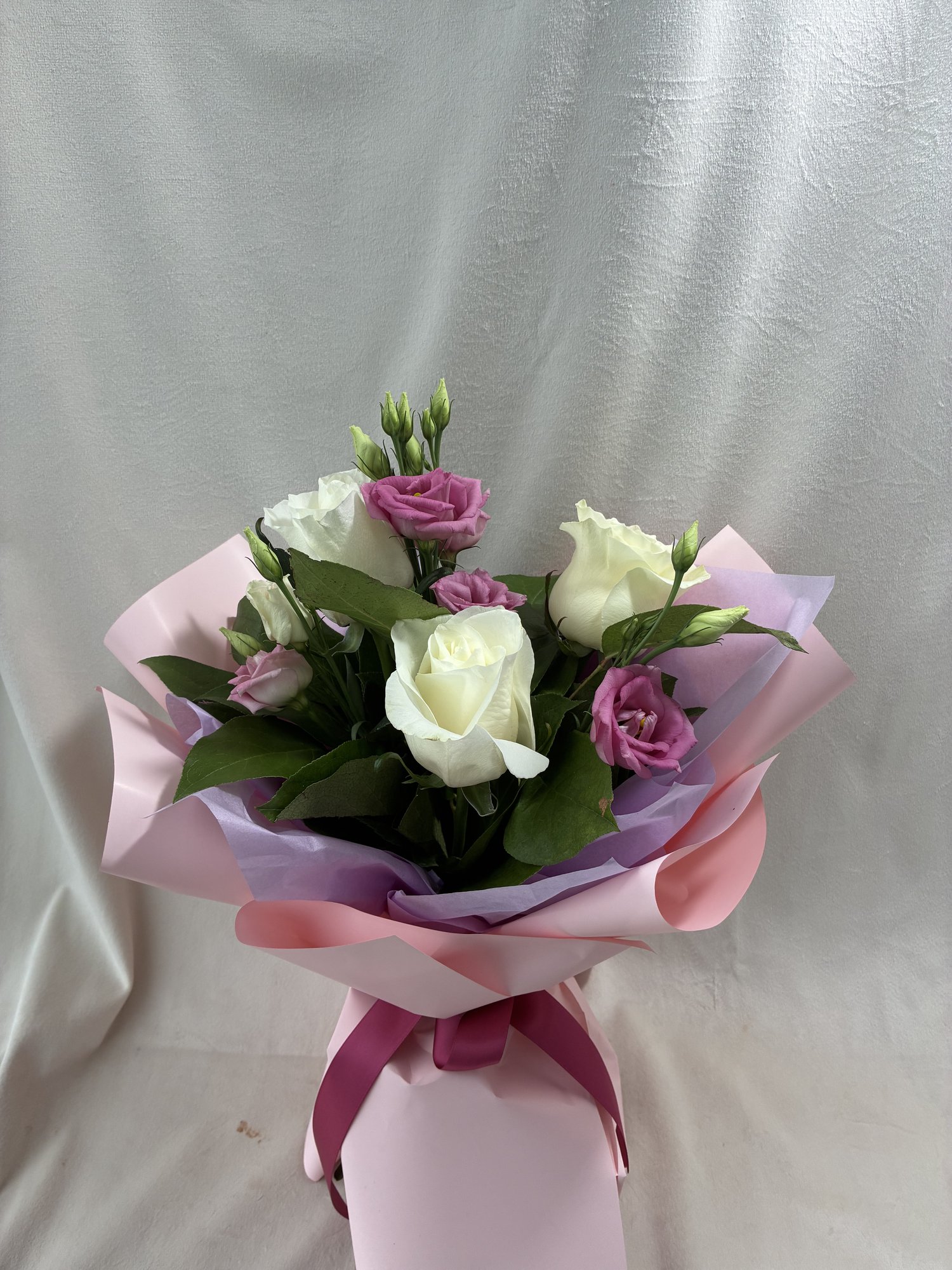 Pure Harmony – Buchet elegant cu trandafiri albi și eustoma roz - Imagine 2
