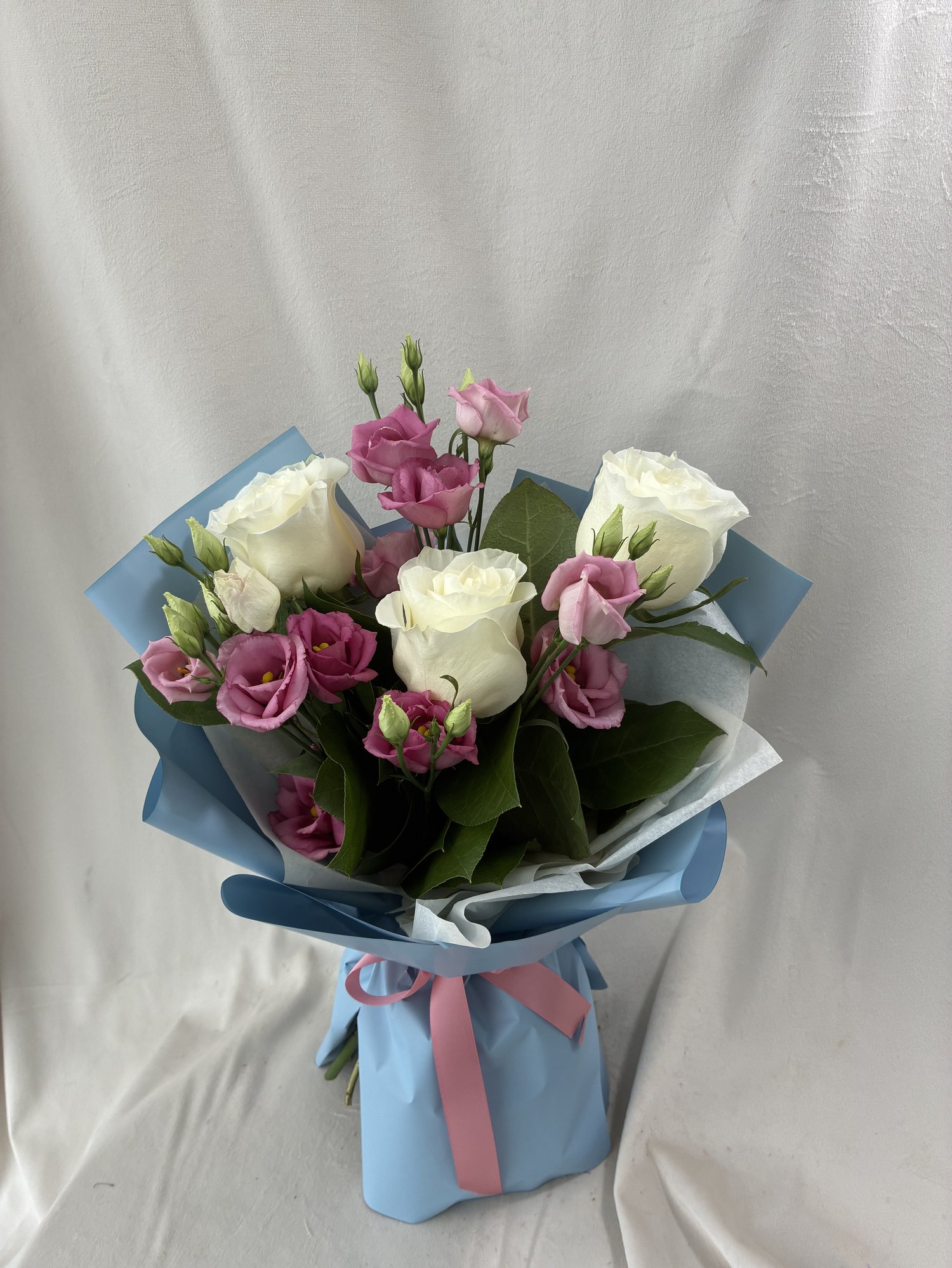 Pure Grace – Buchet cu trandafiri albi și eustoma roz - Imagine 2