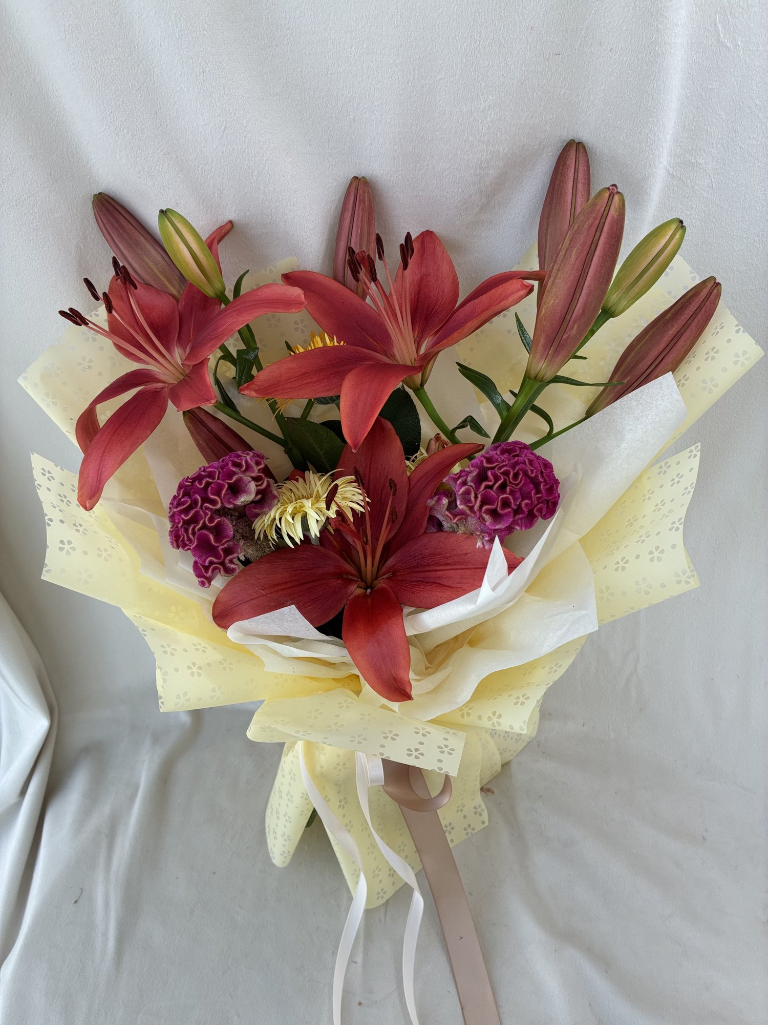 Crimson Glow – Buchet cu crini și celosia - Imagine 2