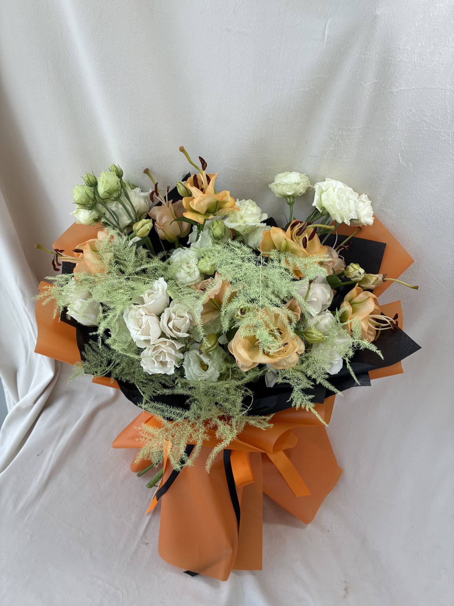 Golden Whisper – Buchet cu crin asiatic, eustoma și miniroze - Imagine 2