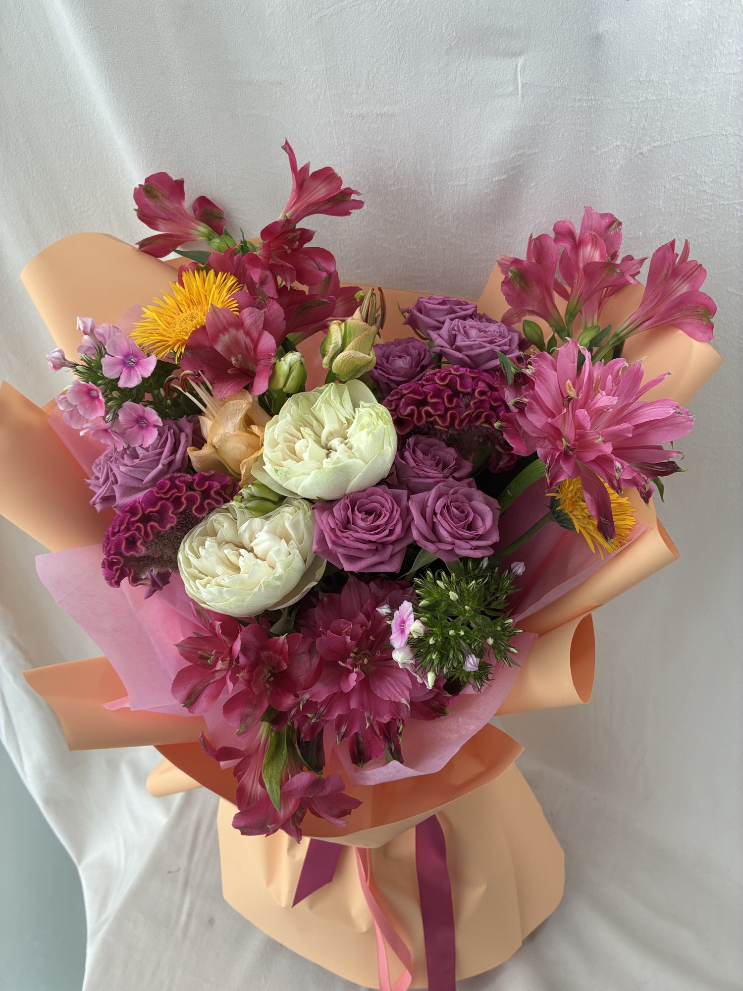 Royal Bloom – Buchet premium cu bujori albi și alstroemeria - Imagine 2