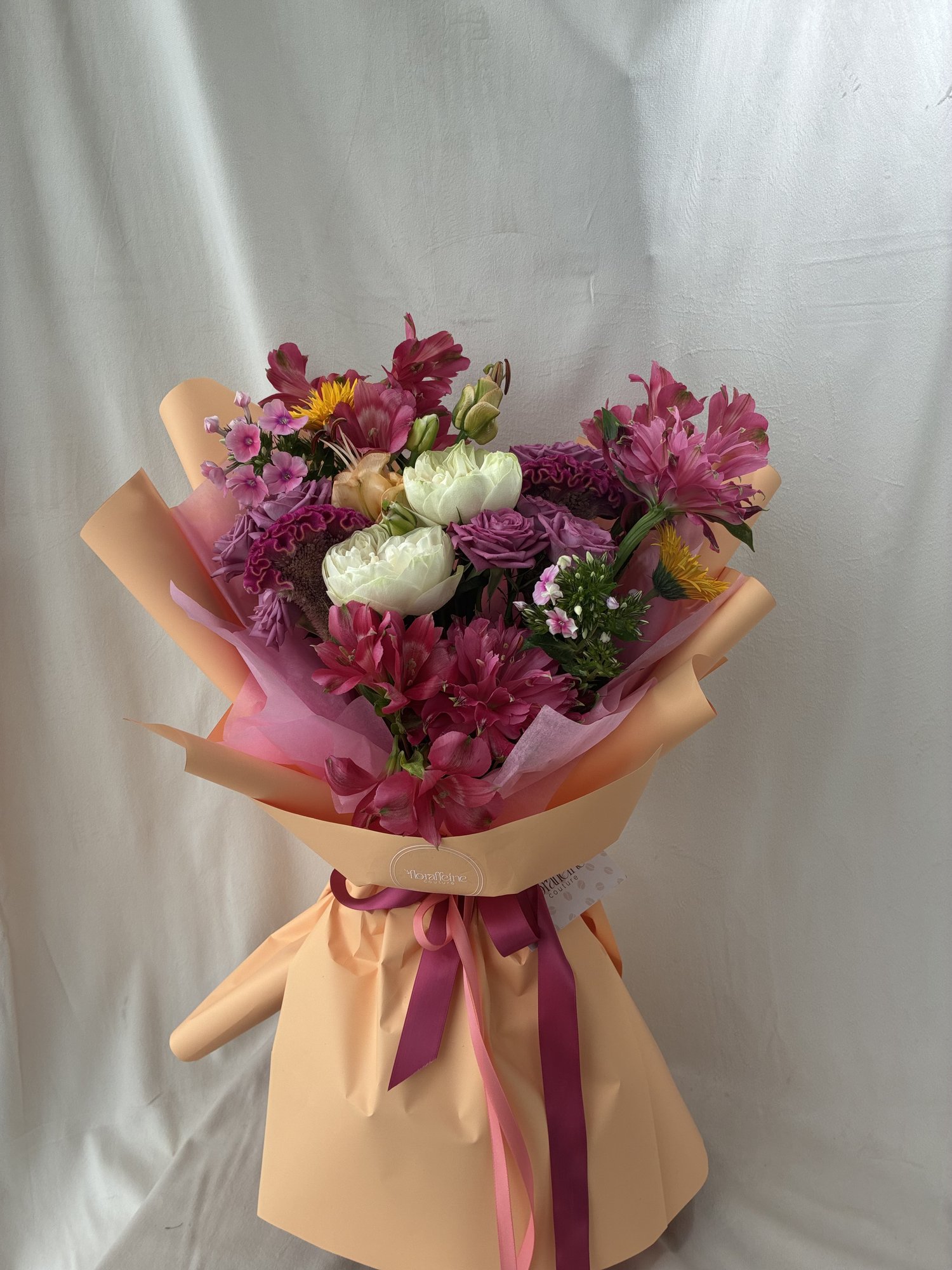 Royal Bloom – Buchet premium cu bujori albi și alstroemeria - Imagine 3