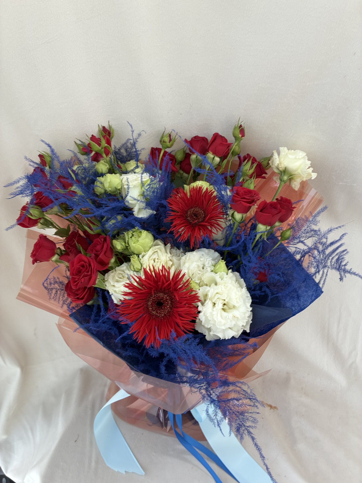 Royal Contrast – Buchet cu miniroze roșii, eustoma și gerbere - Imagine 2