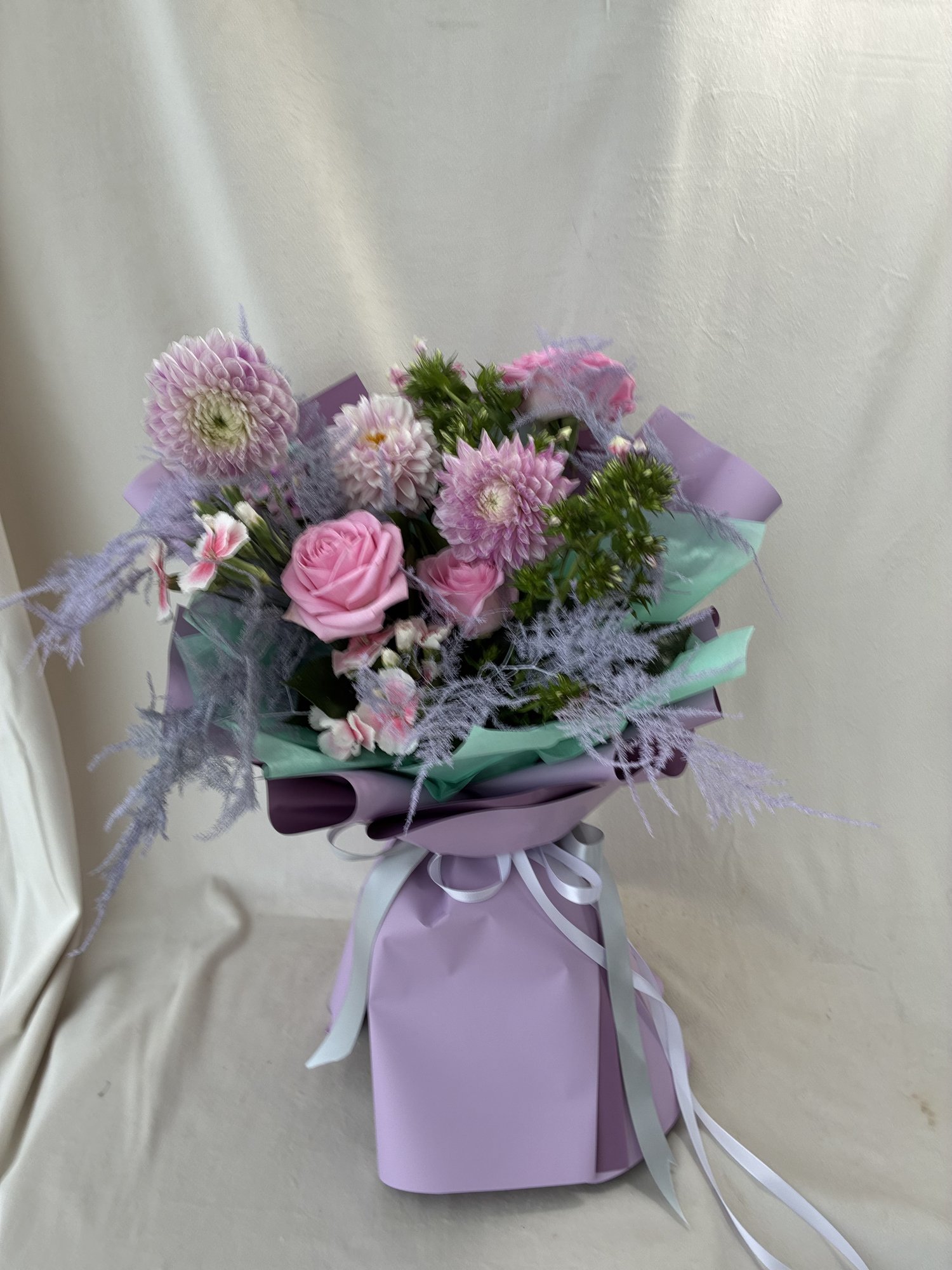 Pastel Serenity – Buchet cu dalii și trandafiri roz - Imagine 2