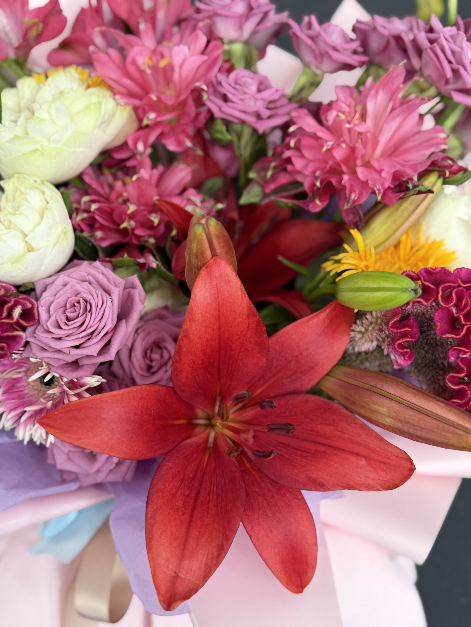 Imperial Symphony – Buchet Premium cu Crin Roșu, Trandafiri Albi și Celosia - Imagine 2