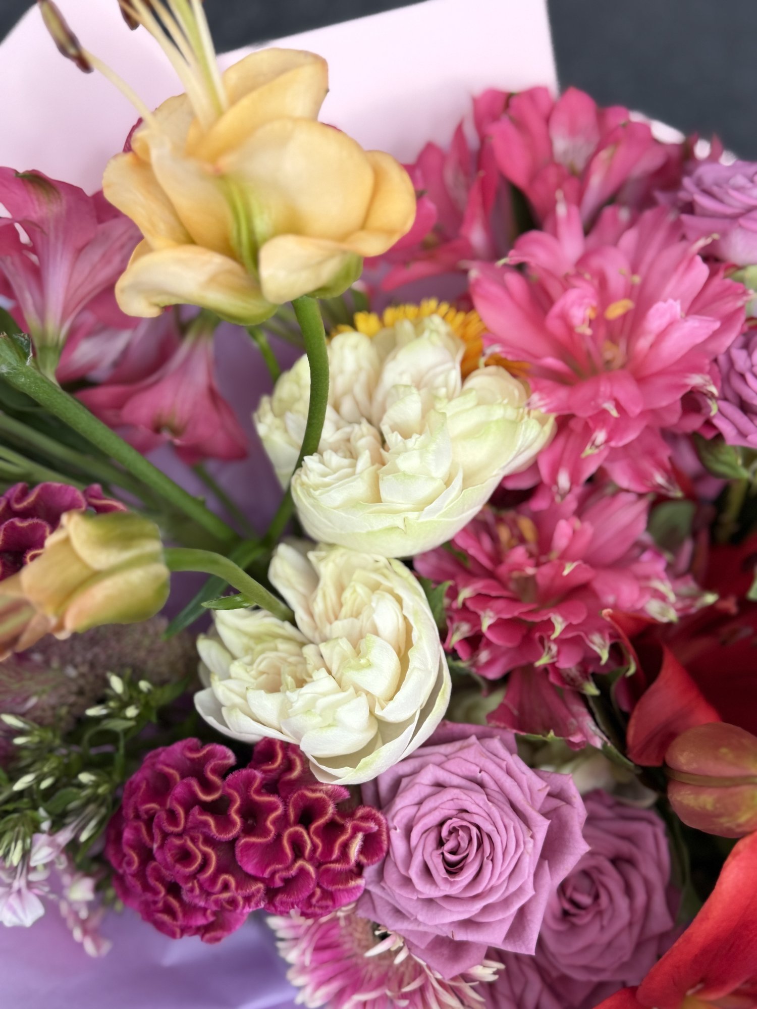 Imperial Symphony – Buchet Premium cu Crin Roșu, Trandafiri Albi și Celosia - Imagine 3