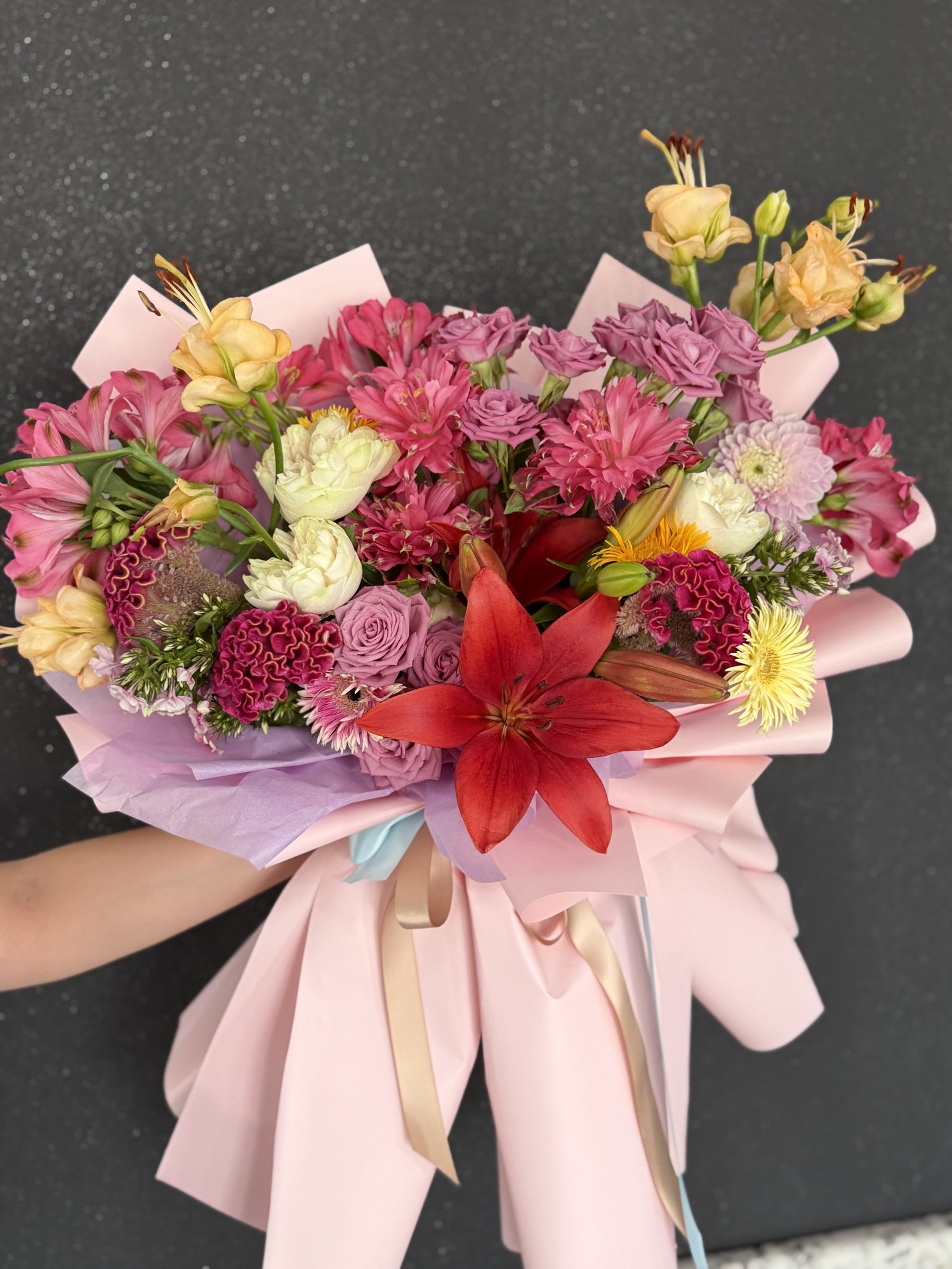 Imperial Symphony – Buchet Premium cu Crin Roșu, Trandafiri Albi și Celosia - Imagine 4