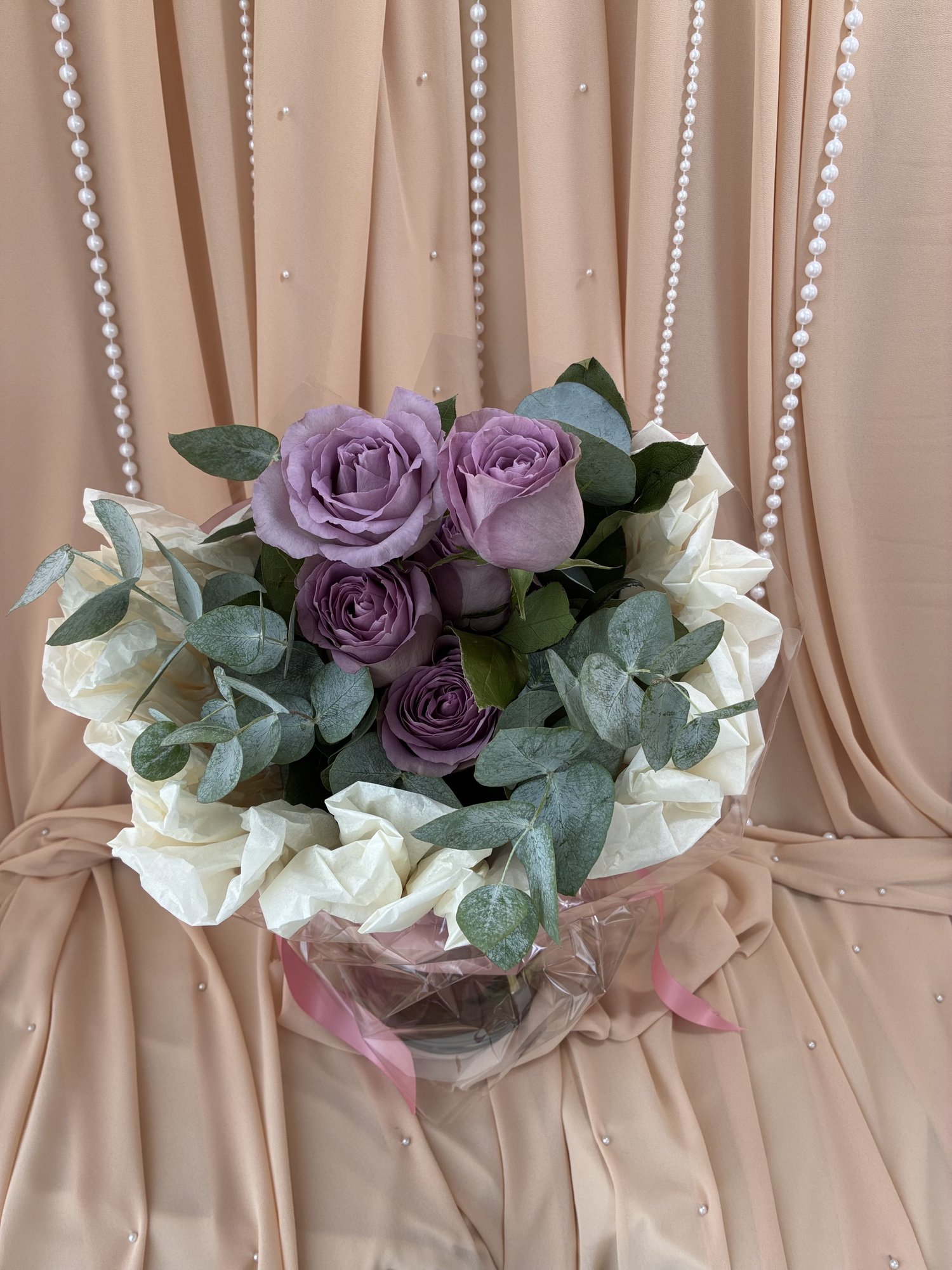 Lilac Veil – Buchet Elegant cu Trandafiri Mov și Eucalipt Argintiu
