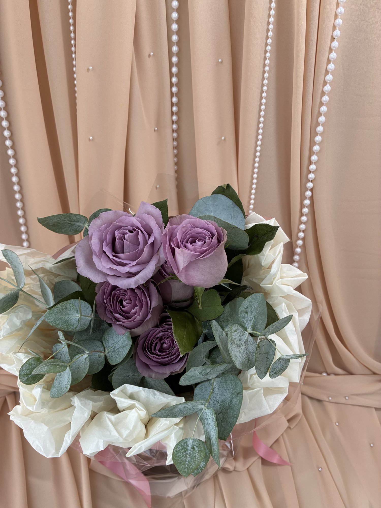 Lilac Veil – Buchet Elegant cu Trandafiri Mov și Eucalipt Argintiu - Imagine 2