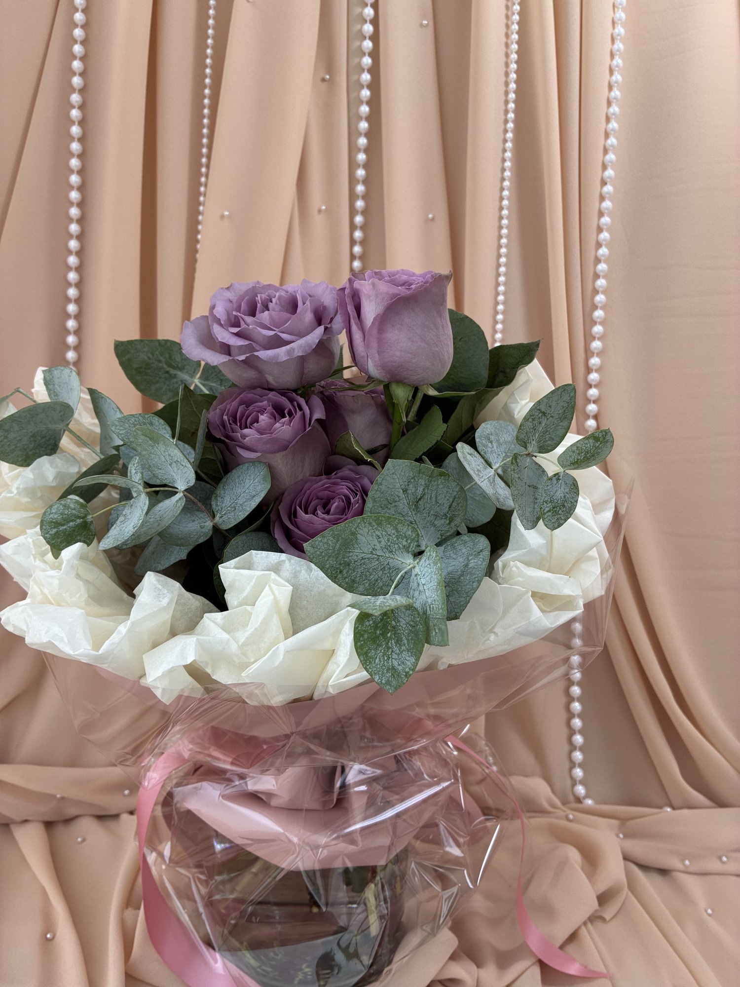 Lilac Veil – Buchet Elegant cu Trandafiri Mov și Eucalipt Argintiu - Imagine 3