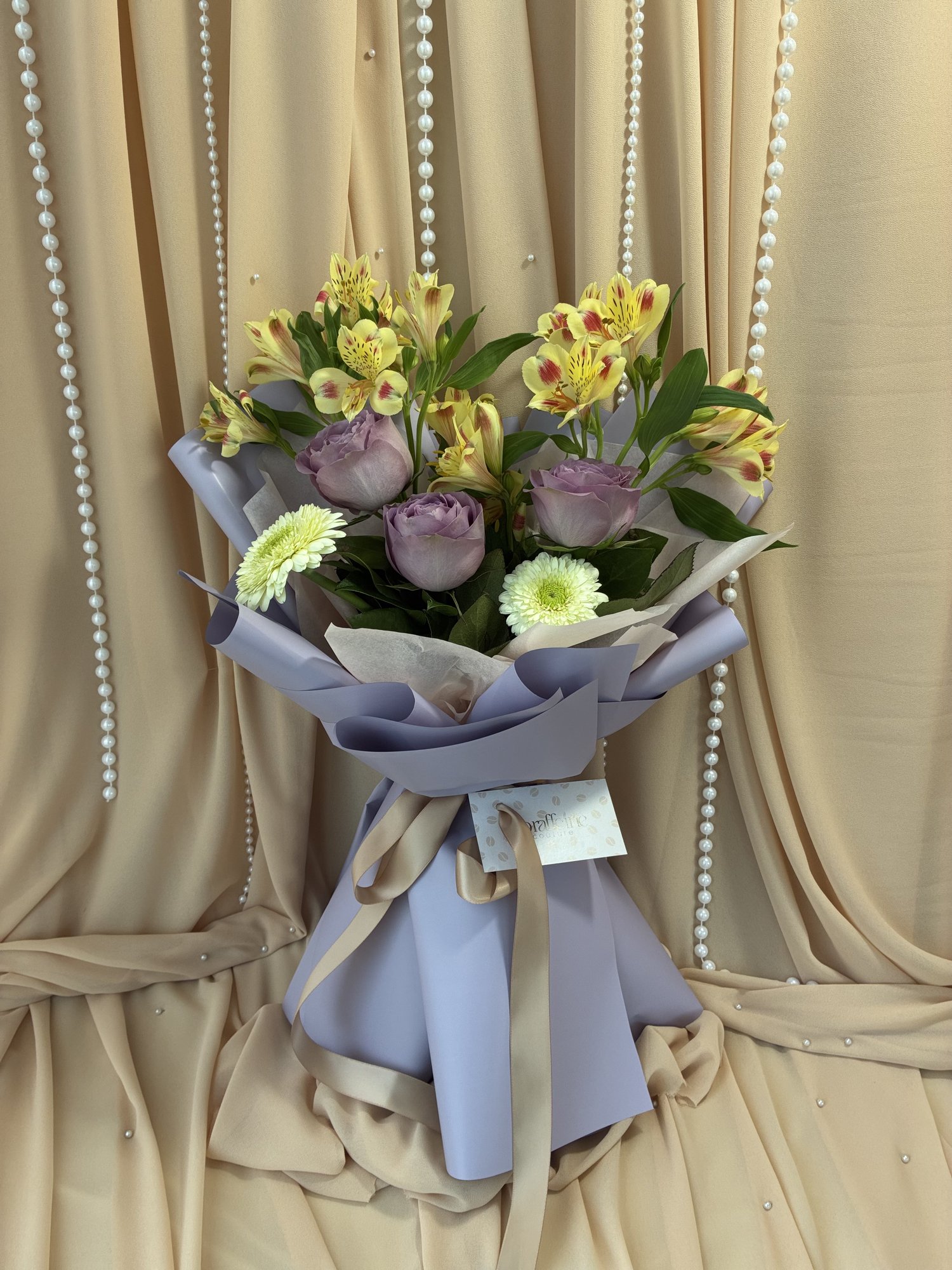 Golden Lilac – Buchet Elegant cu Trandafiri Mov, Alstroemeria și Gerbera Albă