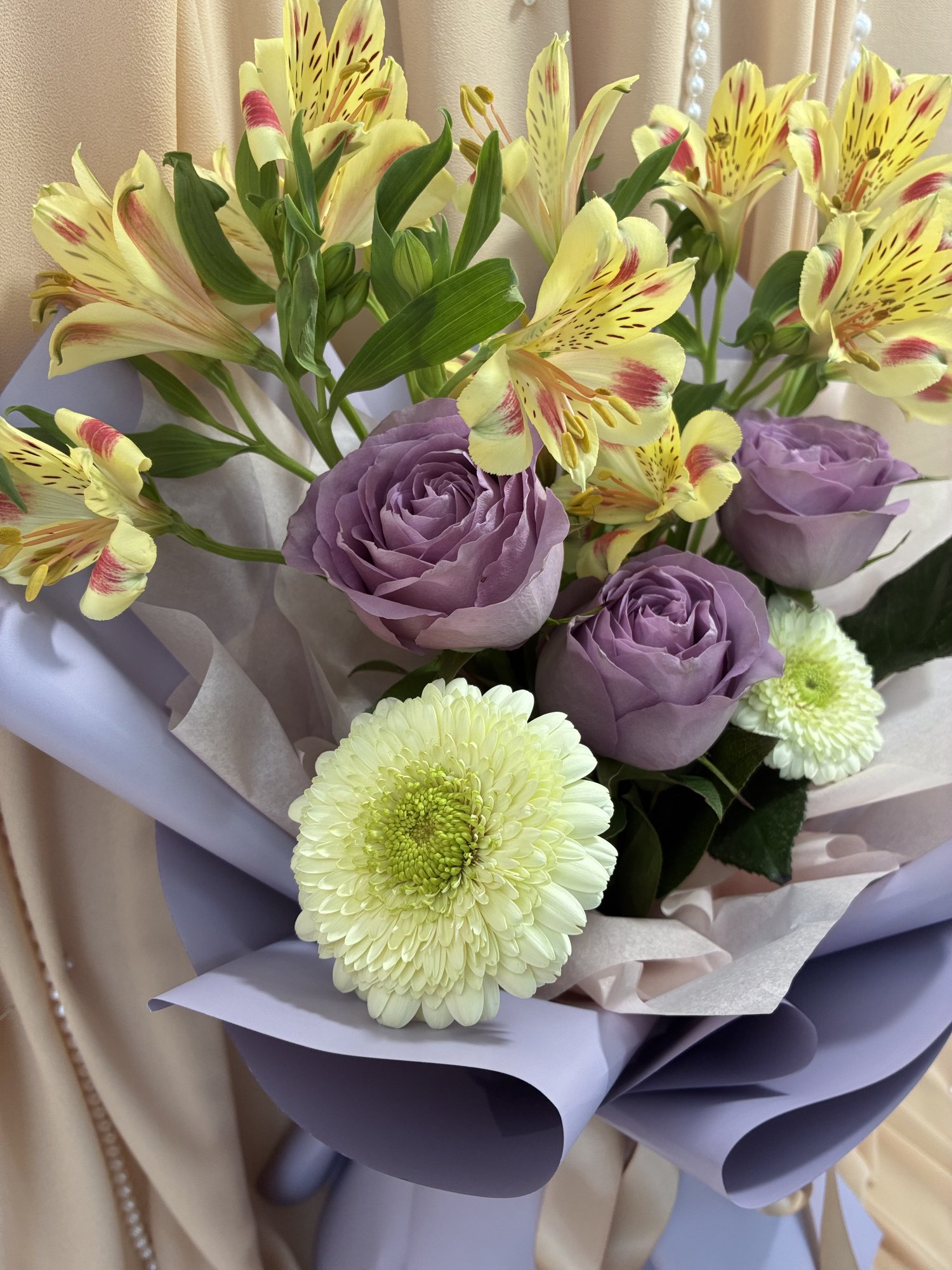 Golden Lilac – Buchet Elegant cu Trandafiri Mov, Alstroemeria și Gerbera Albă - Imagine 2