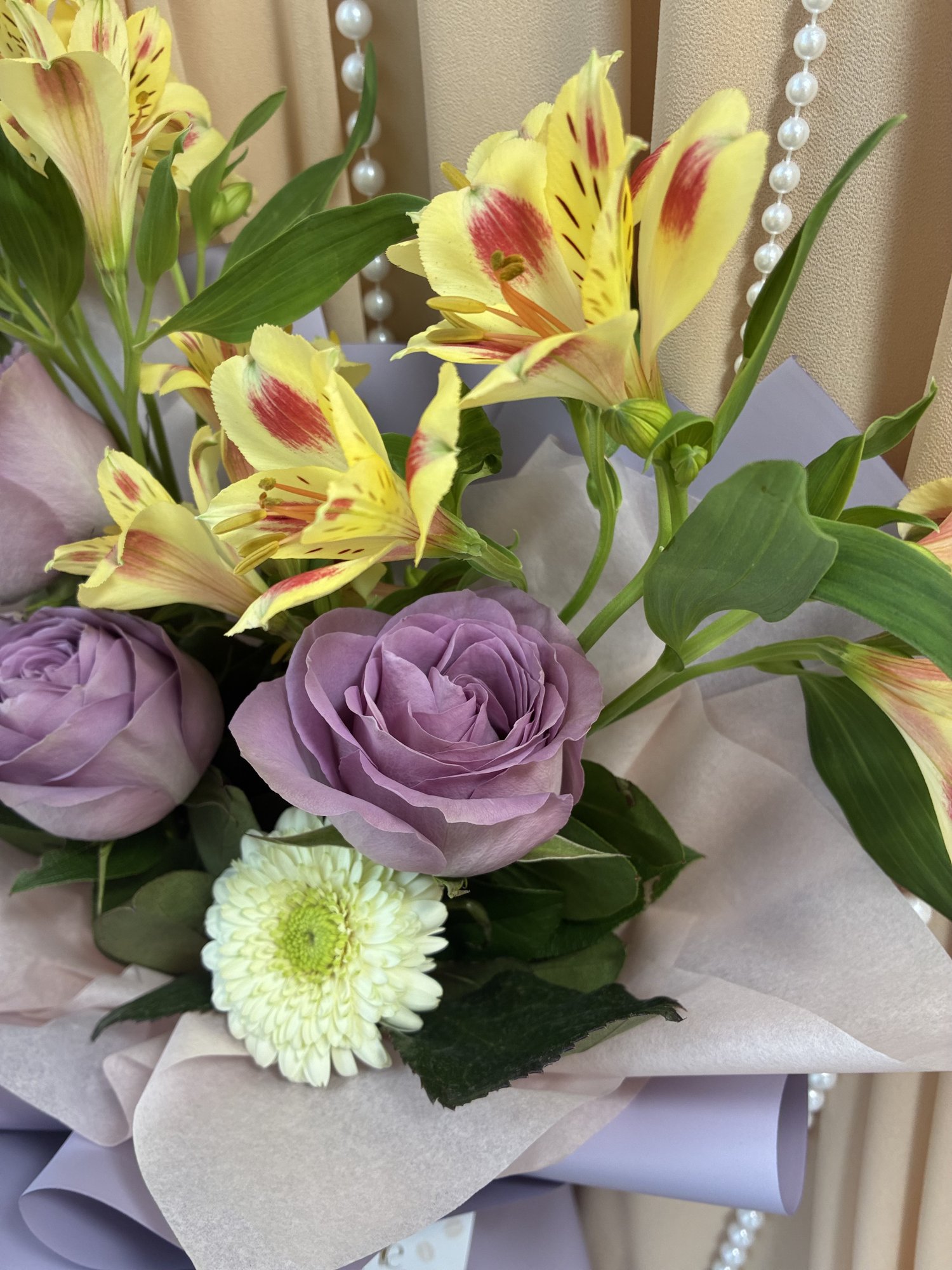 Golden Lilac – Buchet Elegant cu Trandafiri Mov, Alstroemeria și Gerbera Albă - Imagine 3