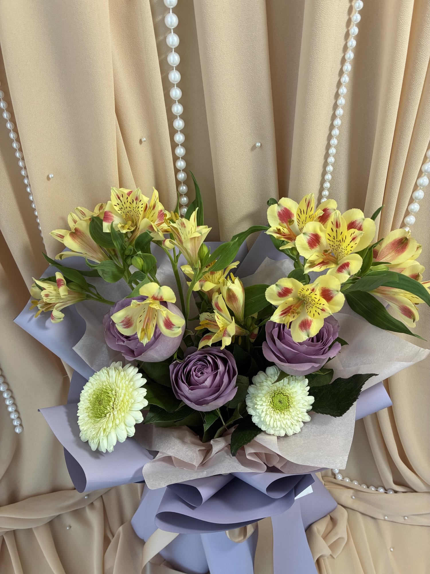 Golden Lilac – Buchet Elegant cu Trandafiri Mov, Alstroemeria și Gerbera Albă - Imagine 4