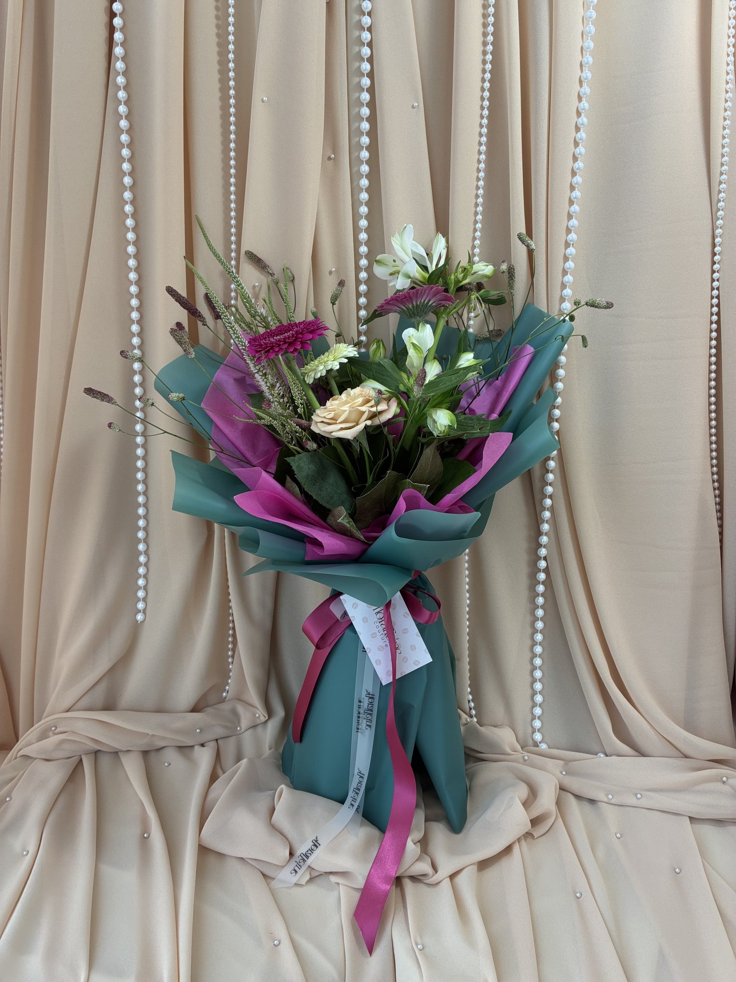 Wild Bloom – Buchet Elegant cu Gerbere, Trandafir Cappuccino, Alstroemeria și Veronica