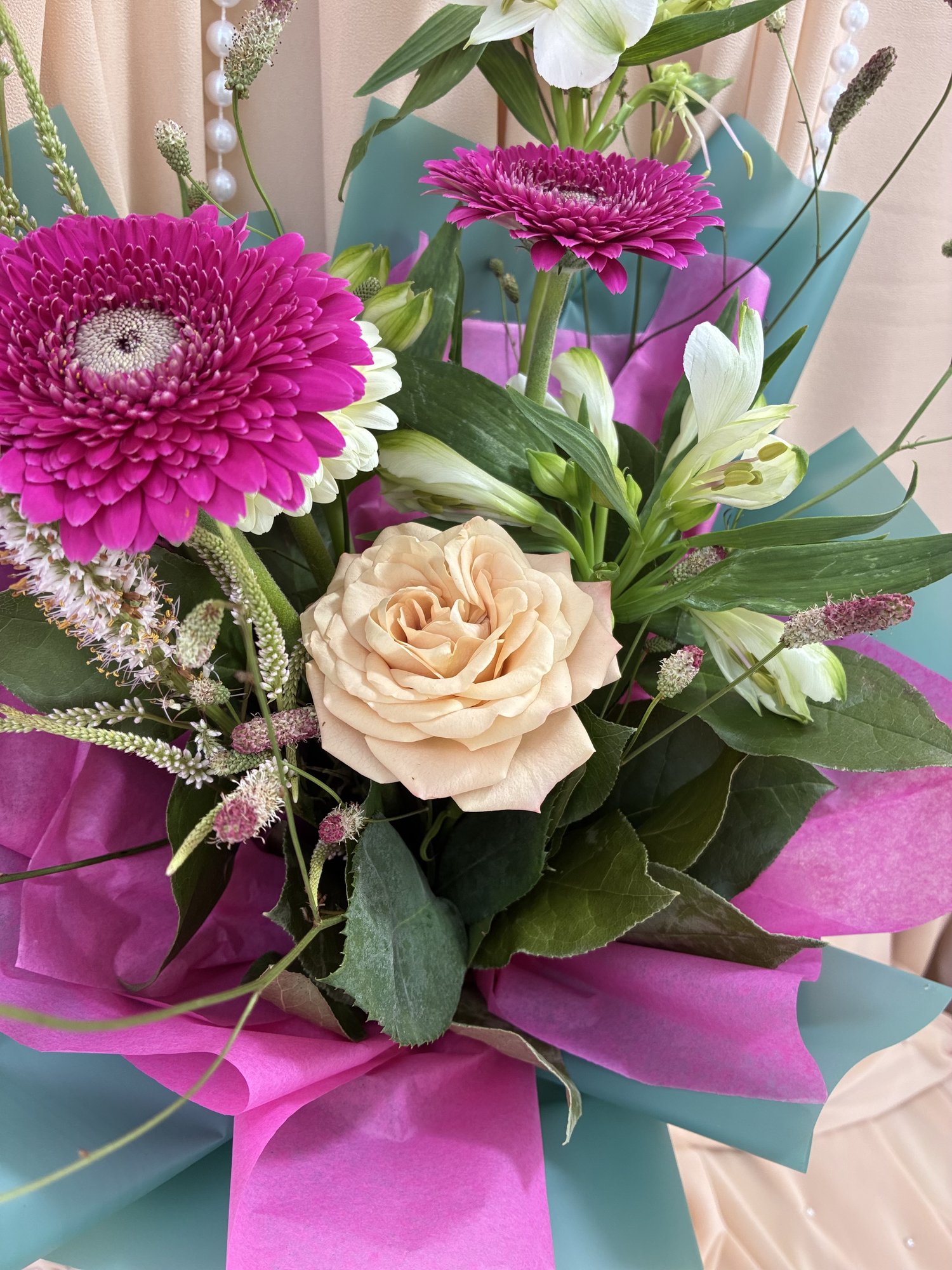 Wild Bloom – Buchet Elegant cu Gerbere, Trandafir Cappuccino, Alstroemeria și Veronica - Imagine 2