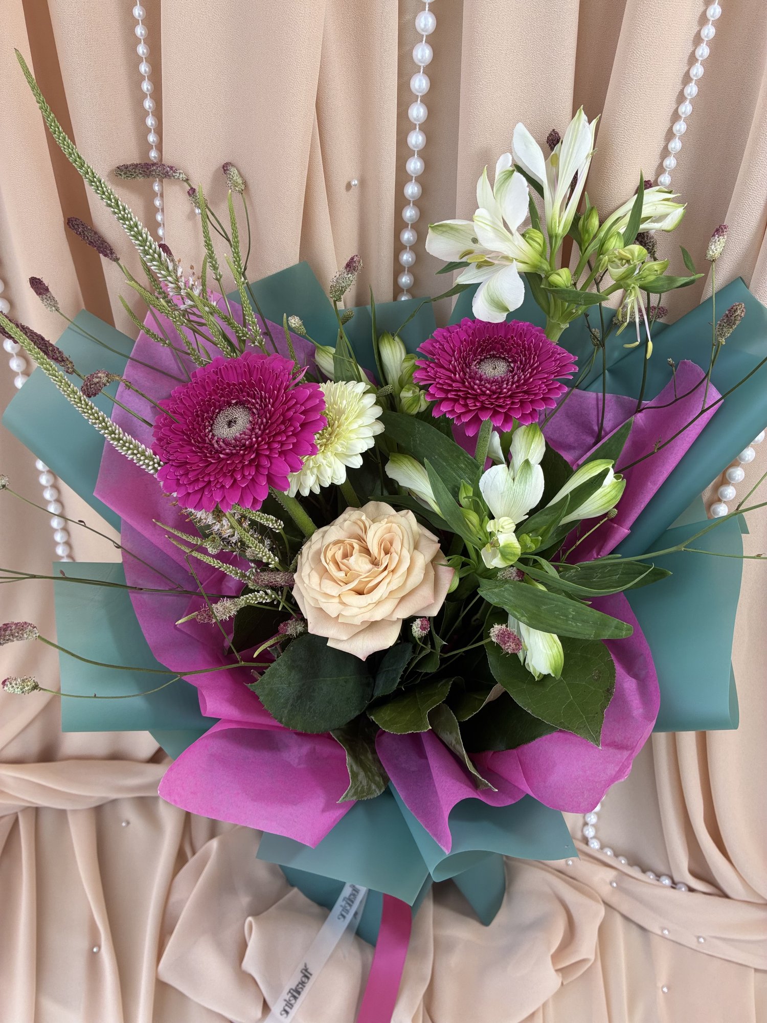 Wild Bloom – Buchet Elegant cu Gerbere, Trandafir Cappuccino, Alstroemeria și Veronica - Imagine 3