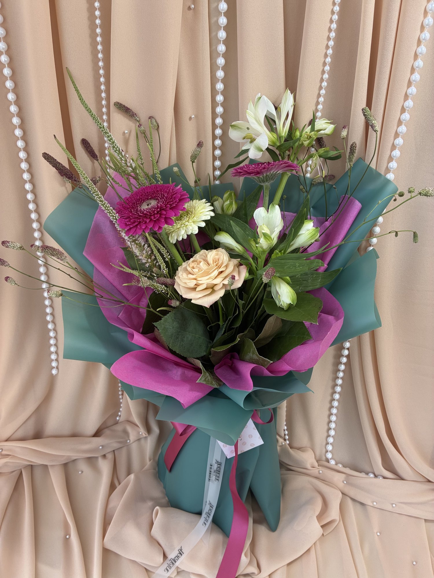 Wild Bloom – Buchet Elegant cu Gerbere, Trandafir Cappuccino, Alstroemeria și Veronica - Imagine 4