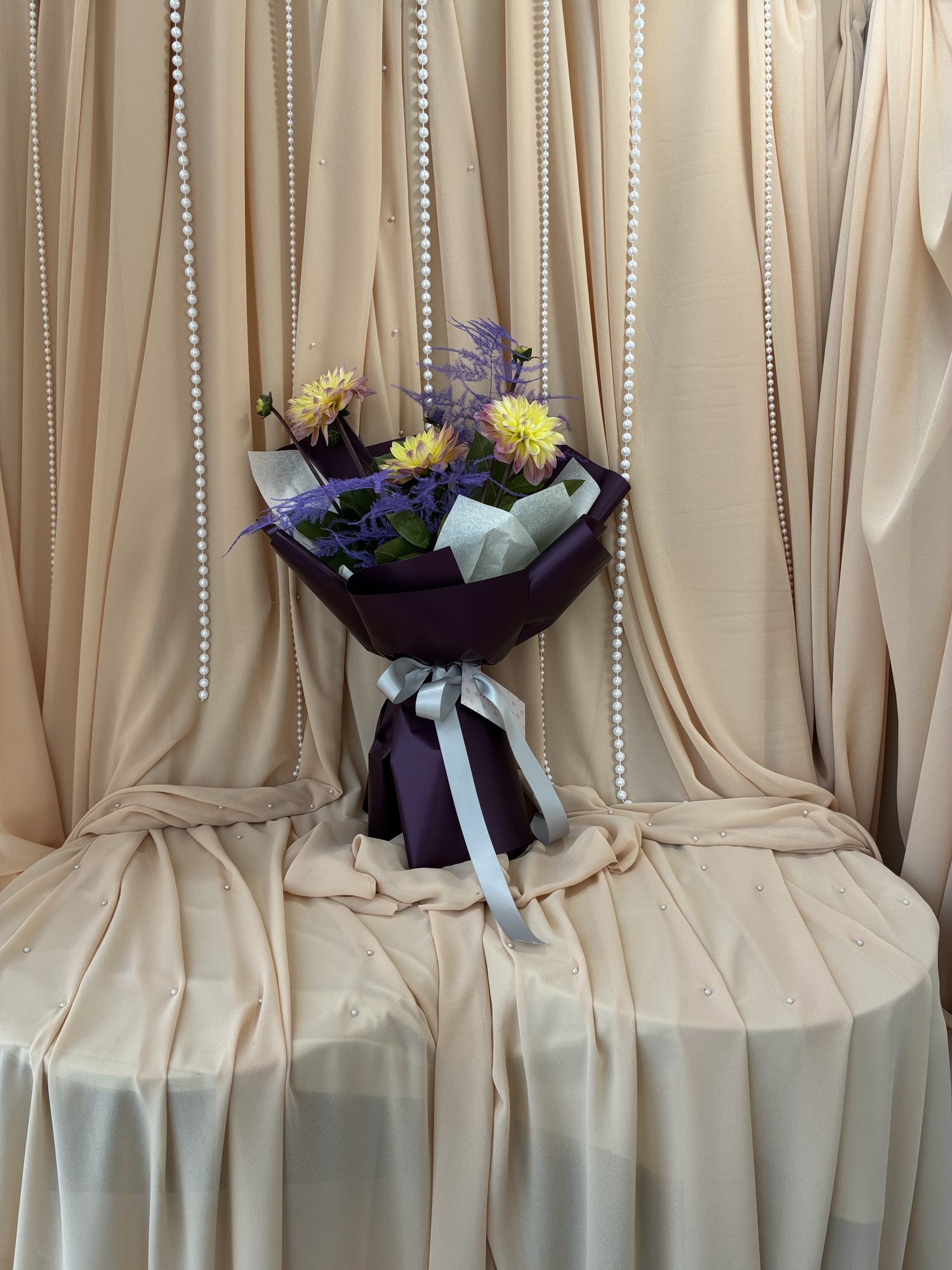 Amethyst Glow – Buchet Delicat cu Dalii Crem și Asparagus Mov Decorativ