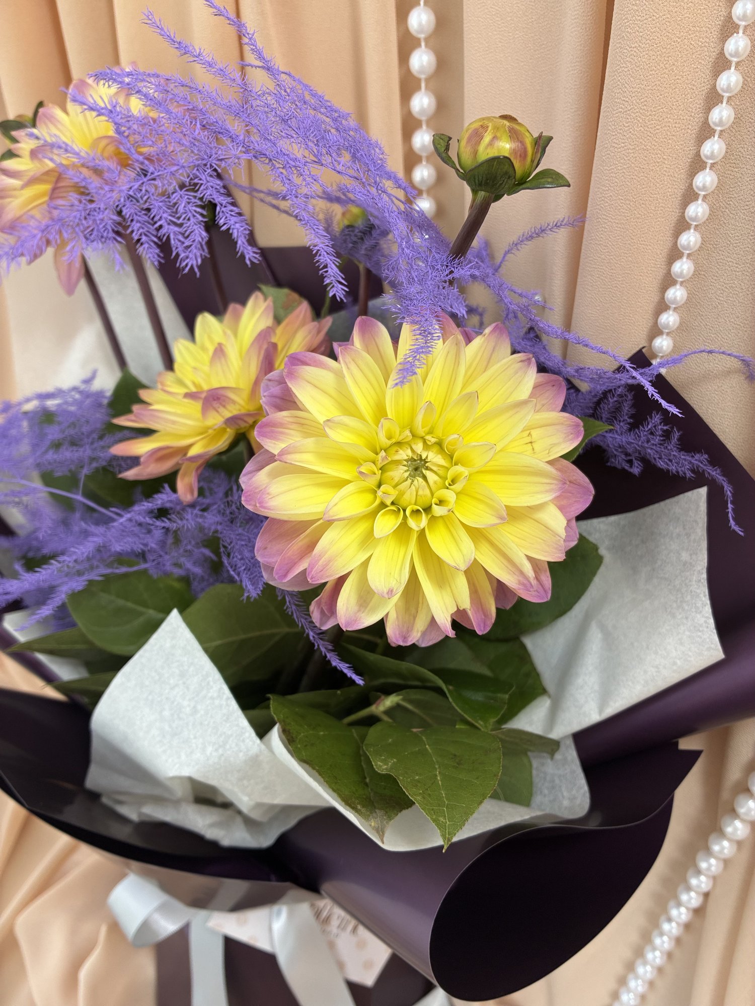 Amethyst Glow – Buchet Delicat cu Dalii Crem și Asparagus Mov Decorativ - Imagine 2