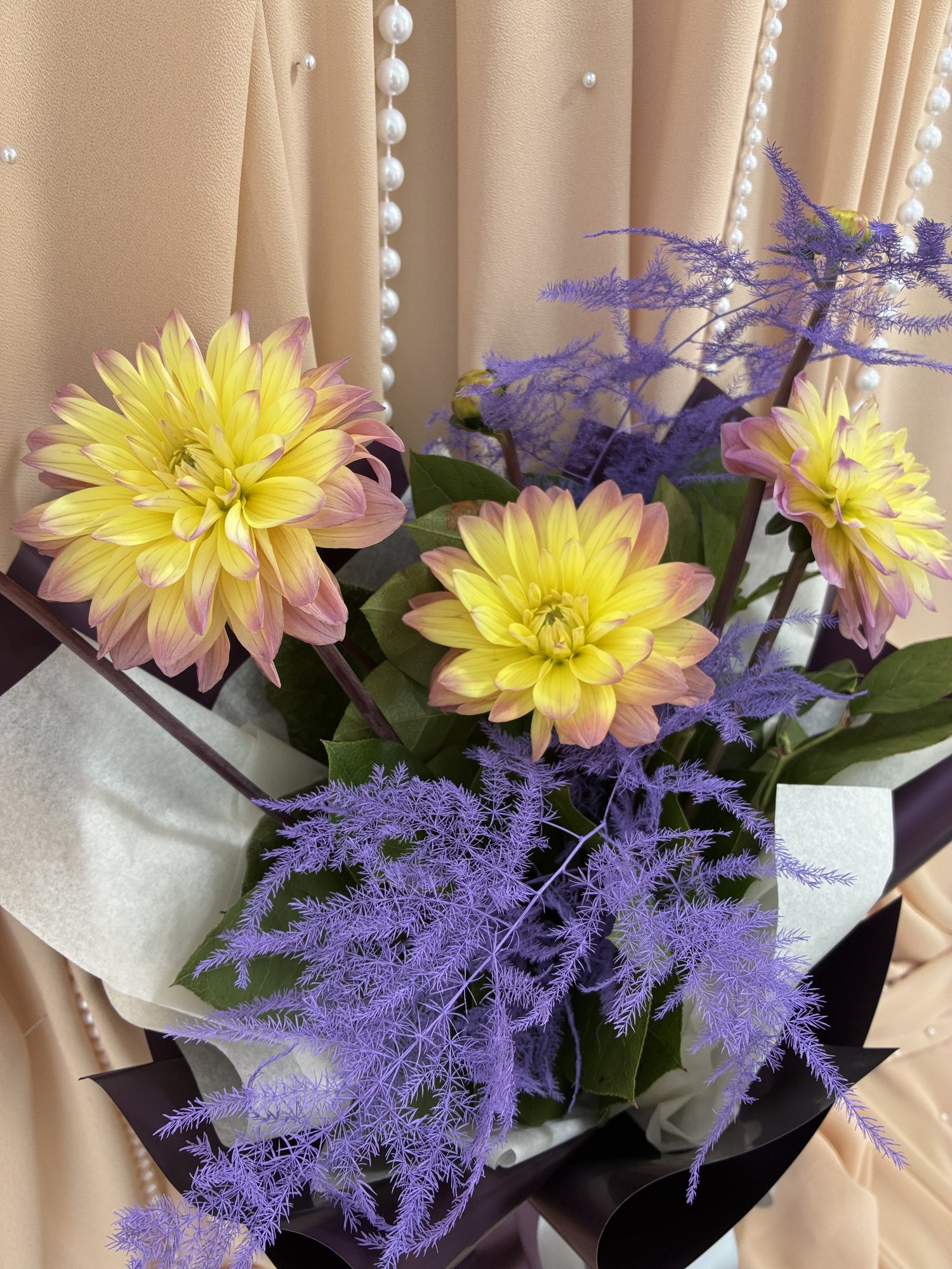 Amethyst Glow – Buchet Delicat cu Dalii Crem și Asparagus Mov Decorativ - Imagine 3