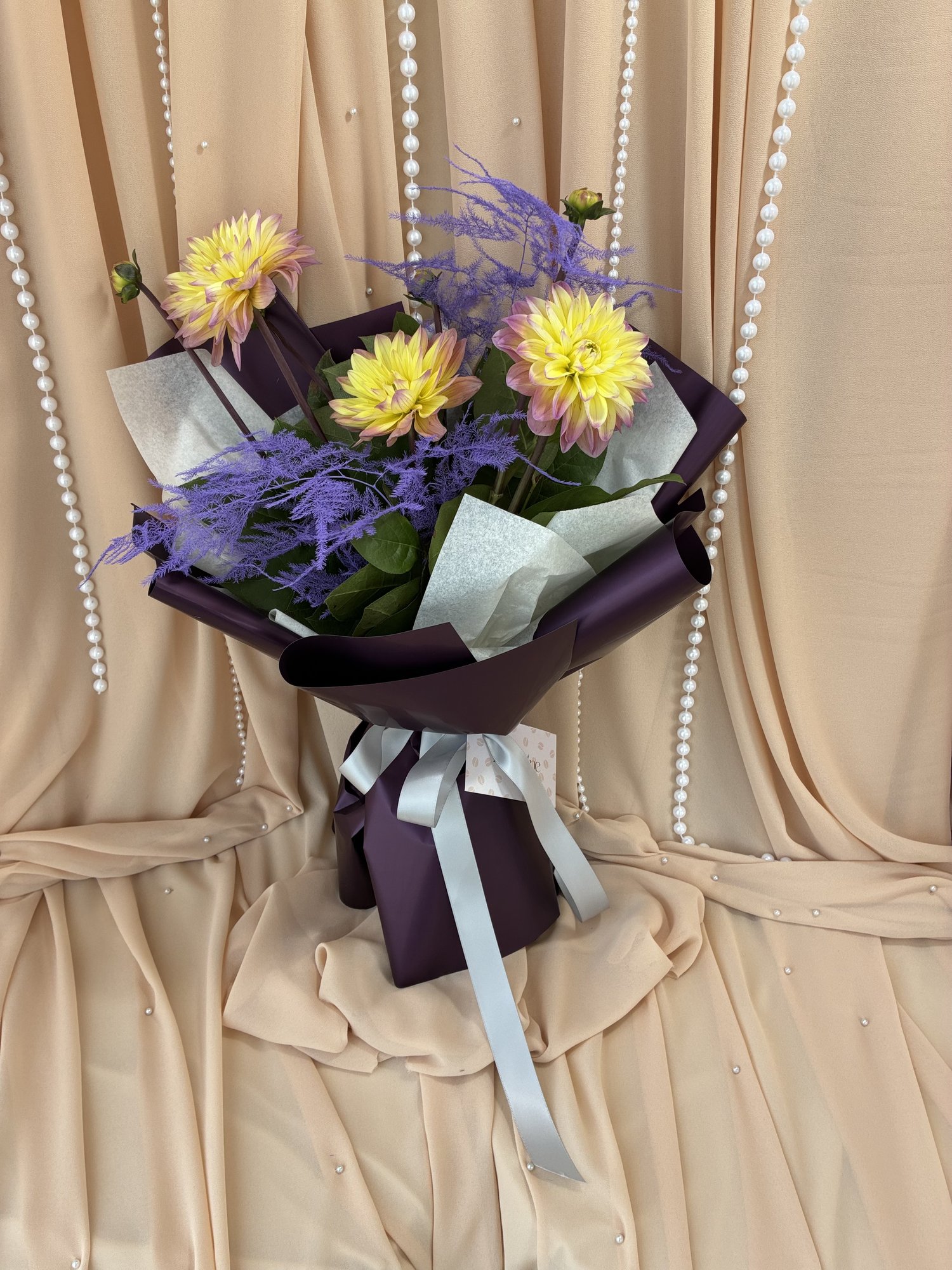 Amethyst Glow – Buchet Delicat cu Dalii Crem și Asparagus Mov Decorativ - Imagine 4